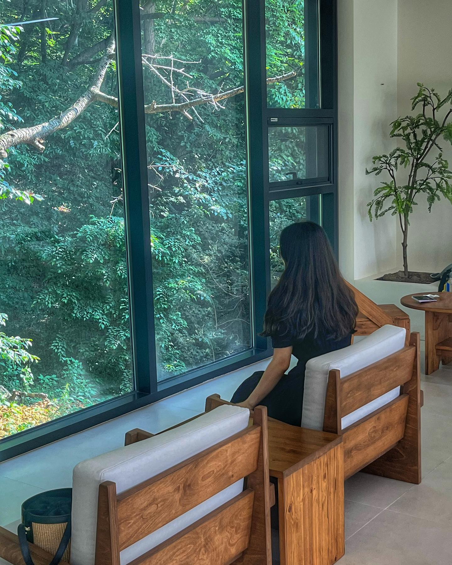 숲멍 때리고 싶은 사람 다들 저장🌿⁣
⁣
📍겟틴⁣
 지축역쪽에 새로 생긴 신상 cafe에요 ! ⁣
⁣
넓찍한 통창뷰가 있어서 숲멍때리기 너무 좋은곳 🌱 ⁣
⁣
가격도 생각보다 착하고 디저트랑 음료 완전 맛있었어요⁣
특히 리치라즈베리 강추 🌟⁣
⁣
공간도 넓고 쾌적해서 사진도 잘나오고 인생샷 건지기 가능⁣
반려동물 동반 가능하구 주차 가능해요⁣

#지축역카페 #고양시카페 #고양카페추천 #삼송카페 #겟틴 #겟틴카페 #숲속뷰 #숲뷰 #숲뷰카페 #카페투어 #카페추천☕
