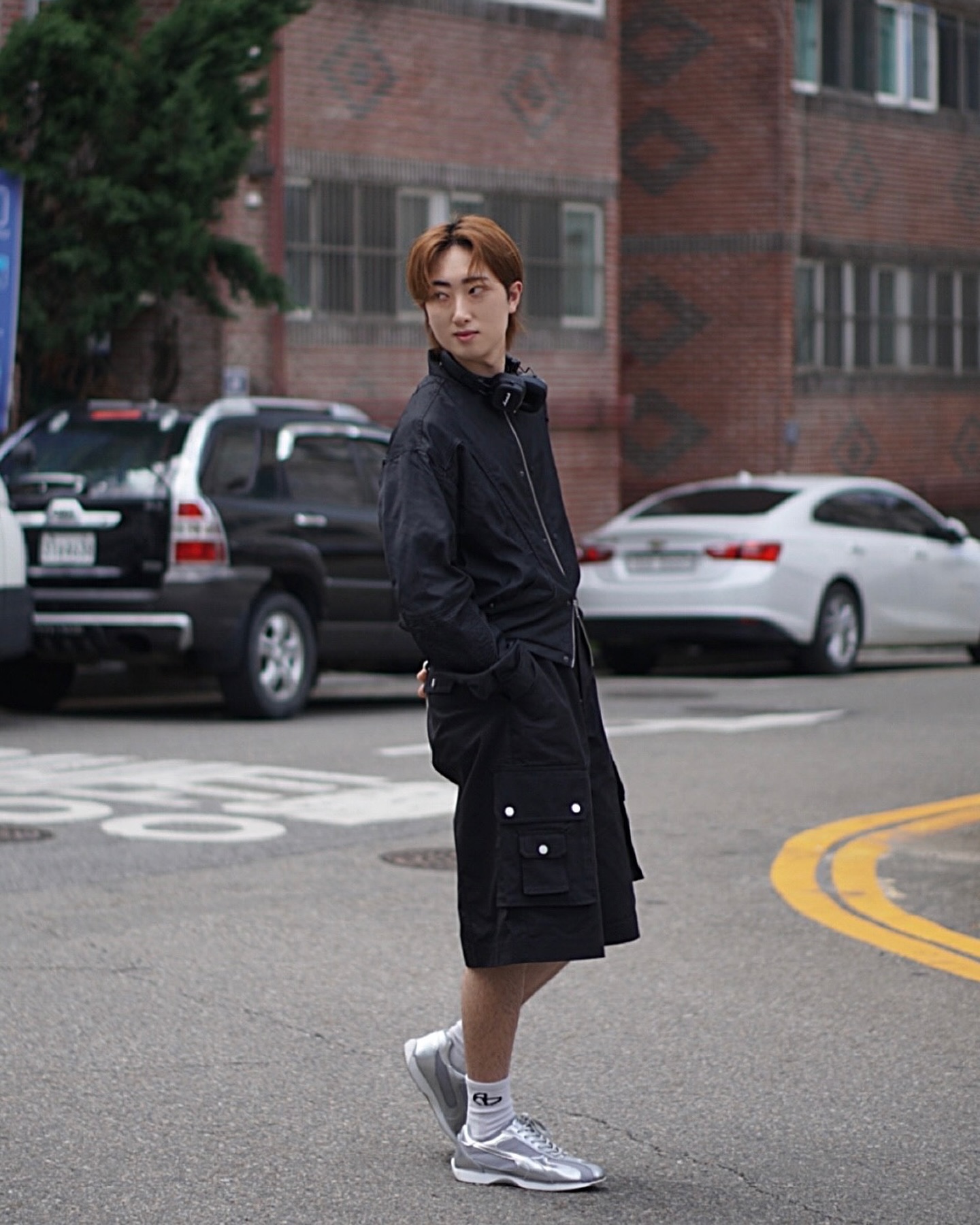 #협찬  스타일리쉬 하게✨

beslow_archive 
TWO WAY NYLON RACING SHORT JACKET BLA
을 제공 받았습니다✨✨✨

트렌디한 크롭 기장감으로 좀더 
매력적인 스타일링이 가능합니다!

매쉬 안감을 사용하면서 좀더 편안한 착용감을 
느끼실수 있답니다 ㅎㅎ후면에 있는 후크와 
메탈 리벳 포인트와 밑단 밴딩 처리를 하여서 
볼륨감있는 실루 엣으로 디자인이 되어졌는데 
디자인이 저에게는 굉장히 매력적으로 다가왔답니다 ! 

실제로 보면 더 예쁘다는 ..😆ykk를 사용하면서 
전면부 지퍼 스냅을 활용한 투웨이로 다양한 스타일을 
연출할수가 있습니다:) 간절기와 쌀쌀한 저녁에 입기아주 유용한 아이템 ~!!

폴리100%
.
.
.
.
#남자데일리룩 #남자데일리룩코디 #패션계정맞팔 #패션계정 #자켓코디 #자켓추천 #캐트릿 #캐트릿룩 #캐트릿코디