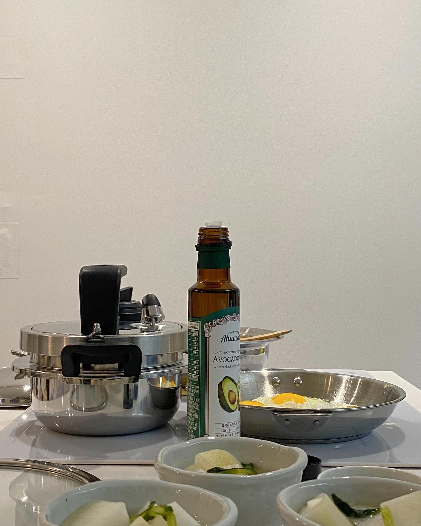 🥣
동네 언니가 건네 준 문어솥밥키트,
낮부터 미리 냉장고에서 해동시켜 주신 따스한 마음까지 🤍

퇴근하고 주방에 서면 괜히 한숨부터 나오지만
어제는 기분 좋은 복작거림으로 저녁준비 스타트했어요.

쌀 씻어 압력밥솥에 문어솥밥 키트 함께 올려주고요,
키트 레시피 쌀 250g+동봉된 육수 1팩이지만
쌀 330g+동봉된 육수 1팩+물 100ml 더해서 올렸습니다 :)

스튜팟에
mos_story 코인 육수 2개
물 500ml, 된장 적당히 풀어 애호박 두부 대파
고춧가룻 두 큰술 넣어 보글보글 끓이는 동안

이랑온 동치미,
무 배추 꺼내 먹기 좋은 크기로 잘라주고
시원한 동치미 국물 끼얹어 담아내어주면 👍

압력밥솥 취사 완료 되어 스팀 빠지는 동안
스뎅팬 지글지글 예열하고
아보카도 오일 듬뿍- 넣고 계란 후라이 4개 부쳐주었어요.

🥑
발연점이 높은 아보카도 오일은
튀김할 때도 좋은거 다들 아시잖아요?
계란후라이 할때도 아보 오일 사용하면 고소한 향이 얼마나 좋은지,,, 💚

덕분에 어제도 행복한 저녁시간 보냈습니다 -
.
.
.
.
#아후카틀 #아후카틀서포터즈 #아보카도오일 #엑스트라버진 #발연점 #건강식단