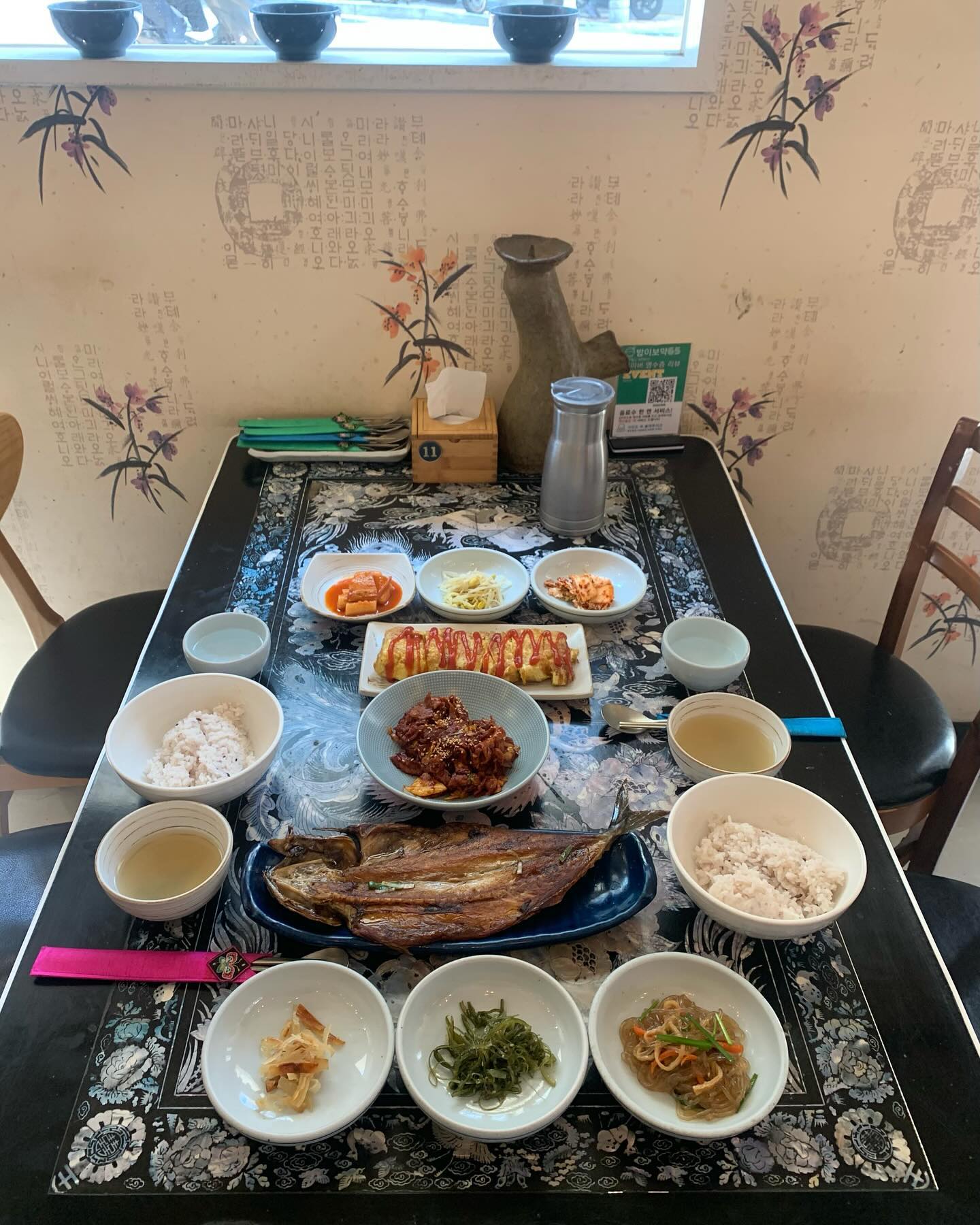 #협찬 

서면에서 집밥이 생각나면 무조건 밥이보약65로 달려가세요 🏃‍♀️

밥이보약65는 깔끔하고 정갈하게 한 그릇 뚝딱할 수 있는 곳이에요 ! 양식이나 일식보다 한식이 땡길 때 무조건 방문해야 하는 맛집이랄까 .. 심지어 밥이랑 반찬을 무한으로 리필할 수 있다니 ? 가성비 미쳤어요 •.• 저희는 고등어구이랑 제육볶음으로 먹었는데 너무 맛있게 먹었어요 - (계란말이 추가 안 하면 간첩임) 직원분들도 친절 그 자체라 밥 • 반찬 리필할 때 눈치 안 보고 (?) 식사할 수 있었어요 !

건강하고 맛있는 한 끼 식사로 밥이보약65 강력 추천해요 :) 🤎

#밥이보약65 #전포밥집 #전포한식 #전포맛집 #서면밥집 #서면한식 #서면맛집 #고등어구이 #제육볶음 #계란말이