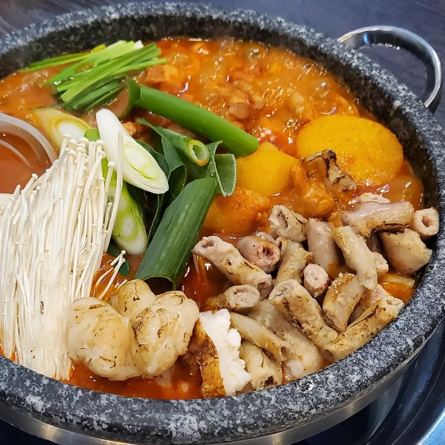 #협찬
서귀포시 서귀동
맛도 가성비도 좋은 #곱딱집 닭도리탕
사장님께서 직접 만드신
72시간 숙성 비법양념과 국내산 사골육수에
신선한 재료를 듬뿍 넣어 정성껏 만들어주시니
한 번 맛보면 계속 생각나는 닭도리탕이랍니당
이번 주말은
맛있는 곱딱집 곱도리탕으로 기분 좋게 마무리 ✨️
곱창 좋아하는 분들을 위한 #곱도리탕 과
제주딱새우가 들어간 #딱도리탕 도 있어
취향껏 선택해 먹을 수 있으니 더 좋아요
든든한 식사로도 맛있는 술안주로도 최고 💖
.
.
#서귀포맛집 #곱도리탕 #서귀포닭도리탕 #서귀포밥집 #서귀포술집 #서귀포안주 #서귀포곱도리탕 #서귀포닭발 #서귀포술집추천 #서귀포안주맛집 #서귀포시내맛집 #서귀포시내밥집