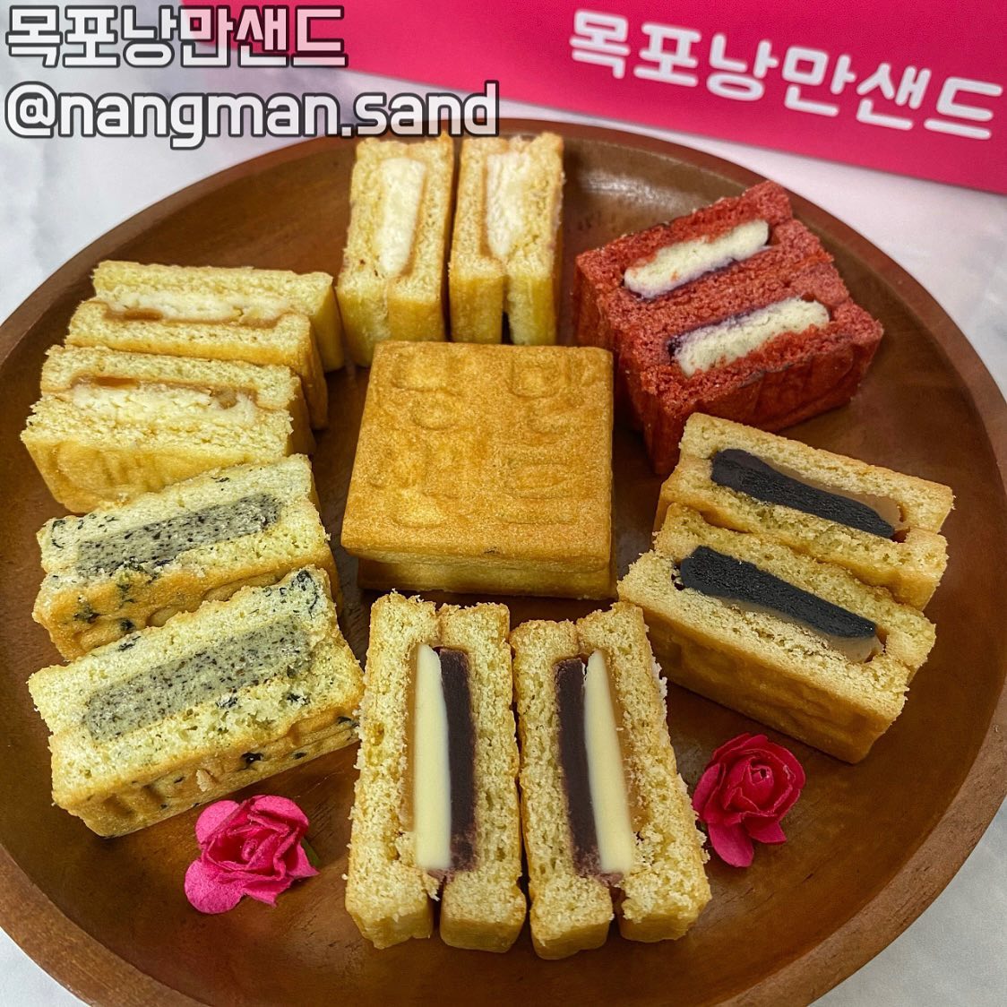 #협찬 #목포샌드 #낭만샌드 #수제디저트
안녕하세요:) 오늘은!
제가 친구집에서 먹어보고 너무 맛있게 먹고 반한
수제쿠키 목포샌드를 소개해드릴려고 합니다🤍

지역의 특산물로 하나하나 맛을 구성했다고 하니 
더 특별하더라구요! 특히 화학첨가물을 넣지않고 
자연 그대로의 크림과 특제소스로만으로 맛을낸
온가족이 간식으로 건강하게 먹을 수 있어서 더 좋더라구요~!
첨가물이 들어가지않아 빠른 시기에 드시는걸 권장😉
실온3일, 냉장7일 냉동보관은 4주까지 가능😆
크림이라 단단한 상태에서 먹어야 맛있기에 
차갑게 먹는걸 추천드립니당!! (왕맛있음😋👍🏻)

맛은 땅콩 카라멜, 블루베리, 무안곱창김, 한라봉, 
요거트크림치즈, 레드베리, 먹물 
총 7가지의 맛으로 다양해서 골라먹기 너무 좋아요❤️‍🔥❤️‍🔥
5구,10구,15구짜리가 있기 때문에 
곧 있을 스승날선물하기도 너무 좋아요😉
저는 원픽은 라즈베리,앙버터💓💓😏😋
평소에도 베리류를 좋아하는데 딸기, 블루베리, 
라즈베리, 블랙베리를 사용하여 요거트와 같이 섞은 맛이라 
상큼하니 달달하니 맛있더라구요! 😆😆
버터가 그냥 버터가 아닌 프랑스산의 고메버터라🤍
진짜 한입베어물자마자 고소하고 향긋한 버터냄새가🤤🤤
20년 경력의 파티시에라 하시니 맛도 당연히 보장이겠죠?😁
목포방문시에도 기념품으로 구매하기 너무 좋고
택배도 주문가능해서 핑크한 박스~! 선물용으로도 추천😄
오늘도 nangman.sand 잘 먹었습니다.🙇🏻‍♀️

목포낭만샌드 2호점이 테이크아웃 전문점으로 
정식오픈했대요! 시식도 진행중이라고 하니, 
목포사시는 분들 당장 꼬우😙
(씨엘비베이커리 매장 바로 앞 / 
샌드쿠키와 구슬아이스크림(8종) 판매

🤍070-8777-3459
🤍전남 목포시 노적봉길 6, 1층 (주차가능)
🤍영업시간 : 08:00~20:00 (매주 화요일 휴무)