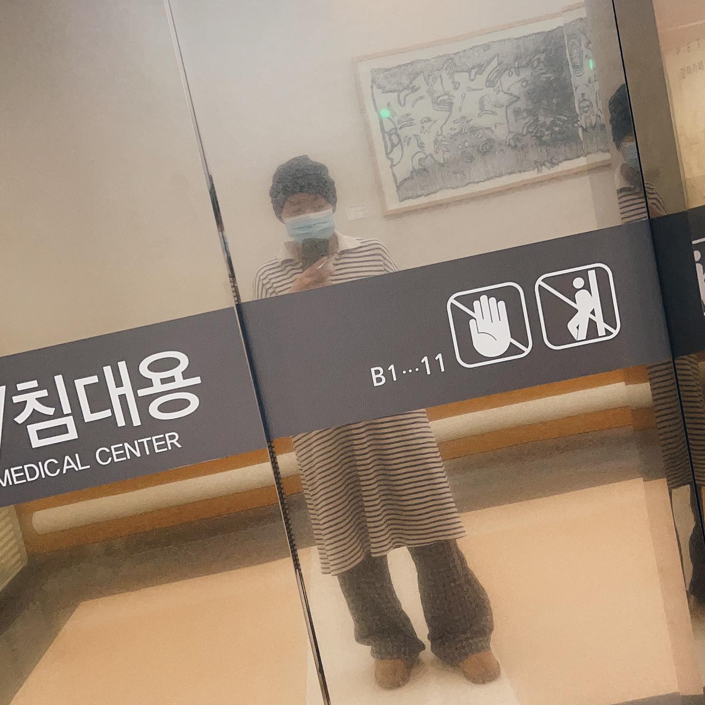 1-2)파랑줄무늬 원피스 덕인가? 나 의사 짬바 나는건가? 병원 내 카페에서 직원할인 넣어주신다. 저 직원 아니라고 하니 오히려 당황하시며 그냥 먹으라하심. ㅋㅋ

3)주렁주렁 항암나무. 아주 옹골차게 열렸구나. 

4)외토리아. 2차 항암은 1차때보다 ‘덜’ 힘들고 괜찮은 편이라 (안힘들다고는 안했는데) 간병인도 안하고 남편도 병원에 안오고..(많이 바쁜지 연락도 거의 없고..이진이랑 영통도 한번도 못한 한 주) 친구들 연락은 많았지만 뭔가 더 외로운 느낌이었던. 

5) 몇일 전 스토리에 올리고 반응 폭발적이었던. 요즘 자영업하시는 분들 경기가 안좋다더니..🥲 마음이 아픔..모두들 대박나길 바라며, 항암 다 받고 나면 찬찬히 순회공연 다녀보겠습니다. ㅋㅋ

#리아또트 #슬기로운항암생활