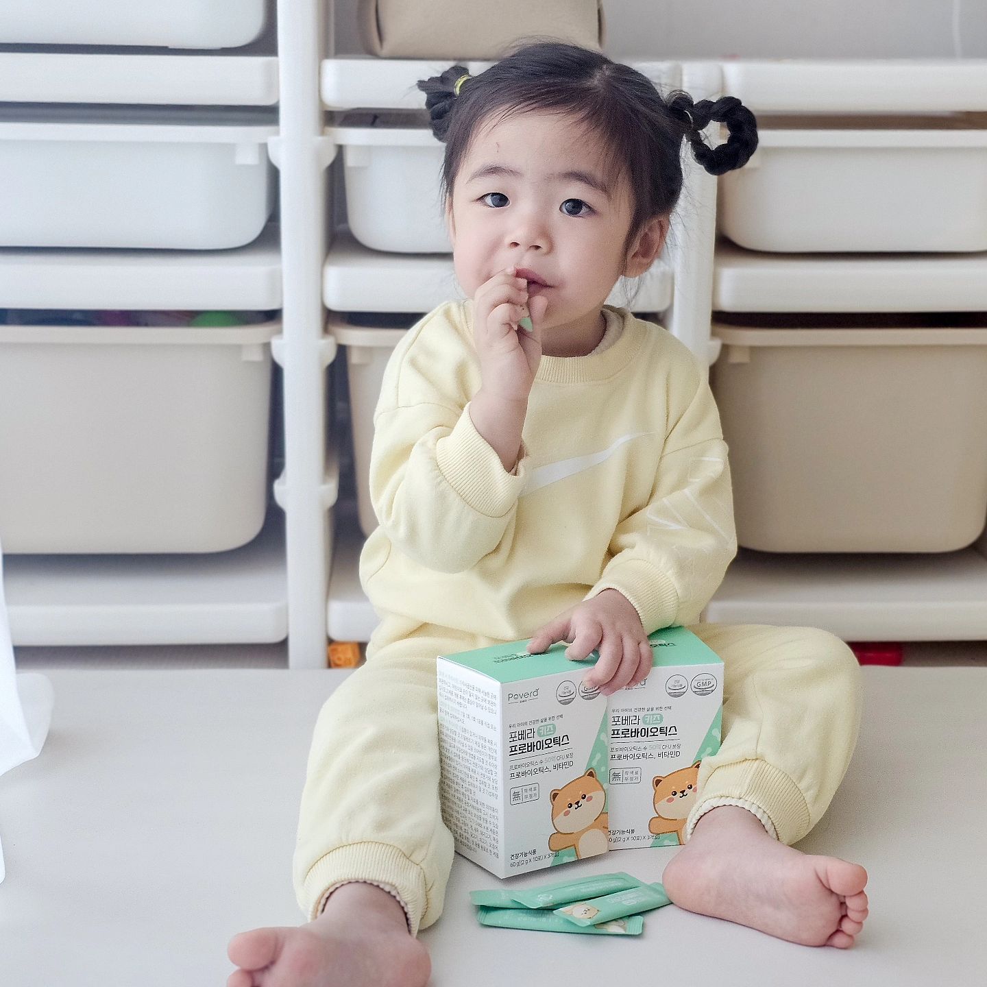 제품제공

하윤이가 챙겨먹는 유산균은
포베라 키즈 프로바이오틱스✨️

요즘 맛없는건 무조건 거부하시다 보니
뭐든 맛있는걸 찾고 있는 중인데
거부감 없이 너무 맛있게,
오히려 먼저 찾아 먹어줘서 넘 고마운
포베라 키즈 프로바이오틱스랍니다🫶

이렇게 맛있는데 꼼꼼하게 만들어져
믿고 먹일 수 있는 유산균이라 더 좋아요
250억 CFU 투입으로 
한포당 보장 생 유산균수가 50억이라
딱 한포만 챙겨도 충분하니 걱정 없고
뼈의 형성과 유지에 꼭 필요한 비타민 D까지
200IU가 함유되어 있어 더 편해요
여기에 영양을 생각한 11종 부원료까지.ᐟ
진짜 안 먹일 이유가 없죠?

덕분에 요즘 세상 편하게 챙기는 중인
포베라 키즈 프로바이오틱스라
진짜 강추입니다😘
⠀
⠀
povera_mall povera_11 povera_03
⠀
⠀
#포베라 #포베라유산균 #유산균 #아이유산균 #어린이유산균 #키즈유산균