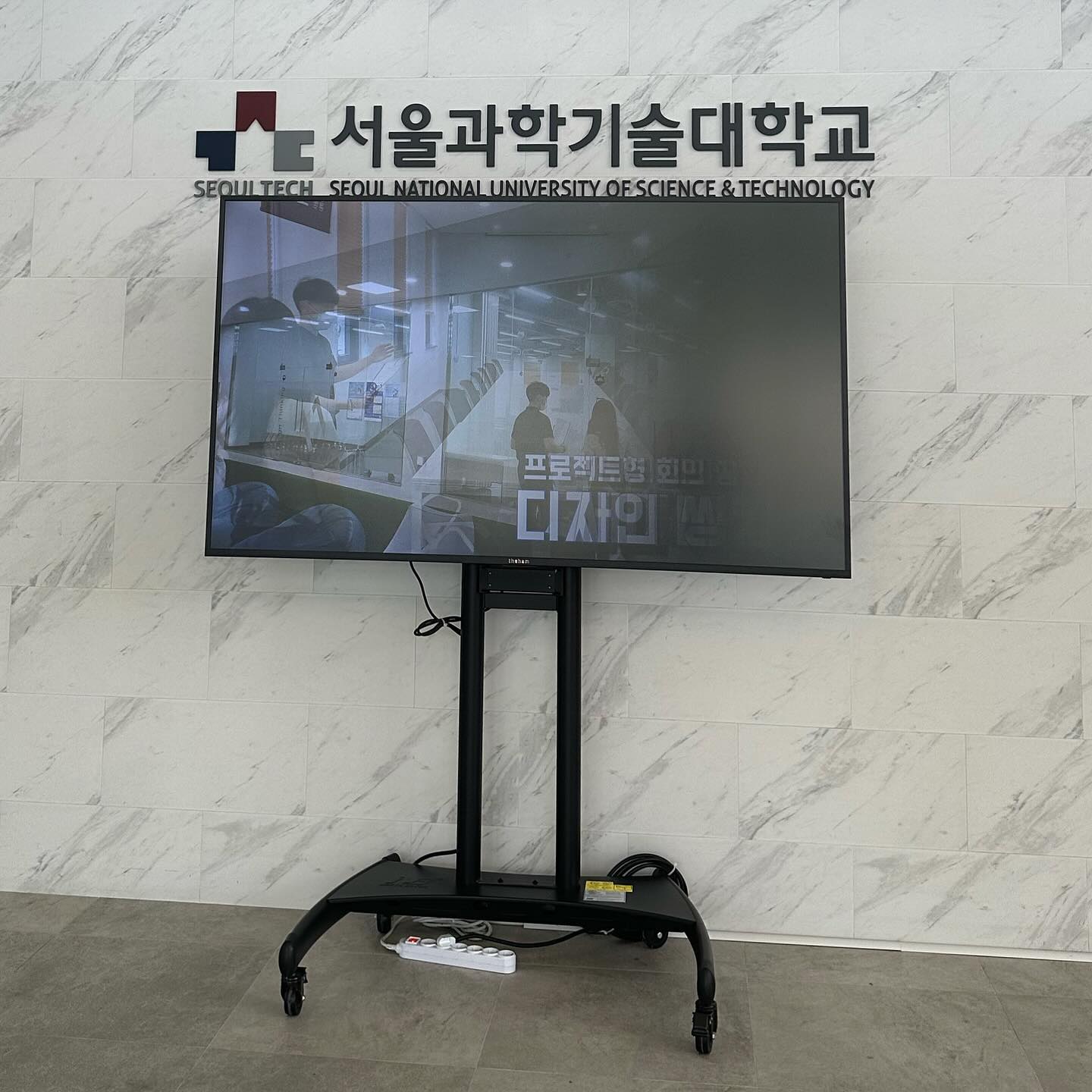 ✔️서울과학기술대학교 비즈니스매너 교육

서울과학기술대학교에서 곧 취업을 앞둔 학생분들 대상으로
비즈니스매너 교육 진행하고 왔습니다 ◡̎
사회초년생에게 올바른 매너는 필수이지만
처음이다 보니 잘 모르는 부분도 있고,
사실 막상 떠올리면 헷갈리는 부분도 많죠🥲
그래서 꼭 알아야 할 필수 매너를 확실히 기억할 수 있도록
게임과 참여형 실습으로 진행하고 왔습니다!
역시 대학생분들이라 텐션 폭발적 ... ❤️‍🔥ㅎㅎ
여러분들의 행복한 사회생활을 응원하겠습니다🫶🏻