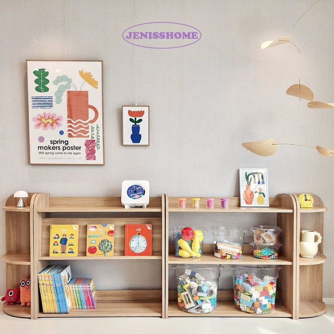 #리그램 - jenisshome by get_multi_repost
신제품 리뷰어 모집🔔 올인원 교구장 ver.2 💫

안녕하세요🥰 간단한 소개 컷 만으로도 많은 관심 진심으로 감사드립니다.

아래 내용에 해당되시나요??

✔️ 전면책장은 사용 시기가 짧을 것 같아 들일지 말지 고민되요
✔️ 전면책장/일반책장/교구장 각각 검색해서 구매하려니 막막해요
✔️ 쌓여가는 교구,장난감,책들로 정신없어요
✔️ E0등급이 좋다는데, 인증받은 어린이가구를 원해요
✔️ 큰 보드북, 큰 교구는 수납장에 안들어가서 따로 빼놓아 불편해요
✔️ 어린이집과 유사한 환경을 아이방에 만들어주고 싶어요
✔️ 그리고.... 예쁨은 놓치고 싶지 않아요🫶🏻

위 내용은 제가 고민했던 내용이에요
오랜시간 갈망하다 이를 충족하는 가구를 소개드리게되었습니다.

🤎올인원 교구장 ver.2 [전면책장/일반책장/교구장] 출시일이 정해졌습니다🎉

➖️오픈일
• 1 /16 화 오전11시 오픈입니다🎉🎉
• 오픈기념 할인 있습니다🤍

🤎리뷰어 모집 안내드립니다

오픈을 앞두고 격하게 반겨주시고 리뷰어에대해 너무나 긍정적 반응을 보여주시어
기쁘게 모집을 집행합니다🥰🥰

➖️ 모집부분
• 네추럴오크 3단 교구장 1세트
• 네추럴오크 4단 교구장 1세트
• 네추럴오크 3단 교구장 1세트 + 코너장 1세트

➖️ 참여방법
• 재니쓰홈 팔로우, 게시글 좋아요, 저장 완료
• 피드 리그램 or 스토리 리그램으로 공유 (재니쓰홈 태그해주셔야 확인됩니다🫶🏻)
 (리그램시 #전면책장 #유아책장 #교구장 #유아가구 남겨주시면 감사드려요🫶🏻)
• 해당 게시글에 참여완료 및 원하시는 타입을 댓글에 남겨주세요🤍
 (타입 상관없다면 상관없다 남겨주셔도 좋아요 ㅎㅎ)

+ 친구소환 등 애정어린 공유 환영합니다🫶🏻

➖️선정일
• 1/16 제품 오픈일에 새 게시글로 안내드립니다🤍

➖️리뷰 내용
• 2주에 1회 총2번 인스타그램 or 블로그, 맘카페 등에 리뷰를 남겨주세요🤍
• 남겨주신 소중한 리뷰는 마켓팅 용도로 사용될 수 있습니다🫶🏻

 
🤎기존의 Ver.1  신제품ver.2 의 가장 큰 차이점은 최상단 선반 깊이의 차이입니다.

ver.1 은 전면책장으로 셋팅시의 깊이와 동일
ver.2 는 일반책장/교구장으로 셋팅시의 깊이와 동일

고객님들의 의견을 반영하여 제작한 부분으로 소중한 의견 주시어 감사드립니다🫶🏻

찾아주시는 분들이 늘어날 수록 더 다양한 제품군 및 좋은 프로모션을 소개드리는데
큰 힘이 되고있습니다💪🏻

참여해주시는 분들 모두 환영해요🥰🥰🥰🫶🏻🫶🏻🫶🏻

#재니쓰홈
#아기방꾸미기
#아이있는집
#아기있는집