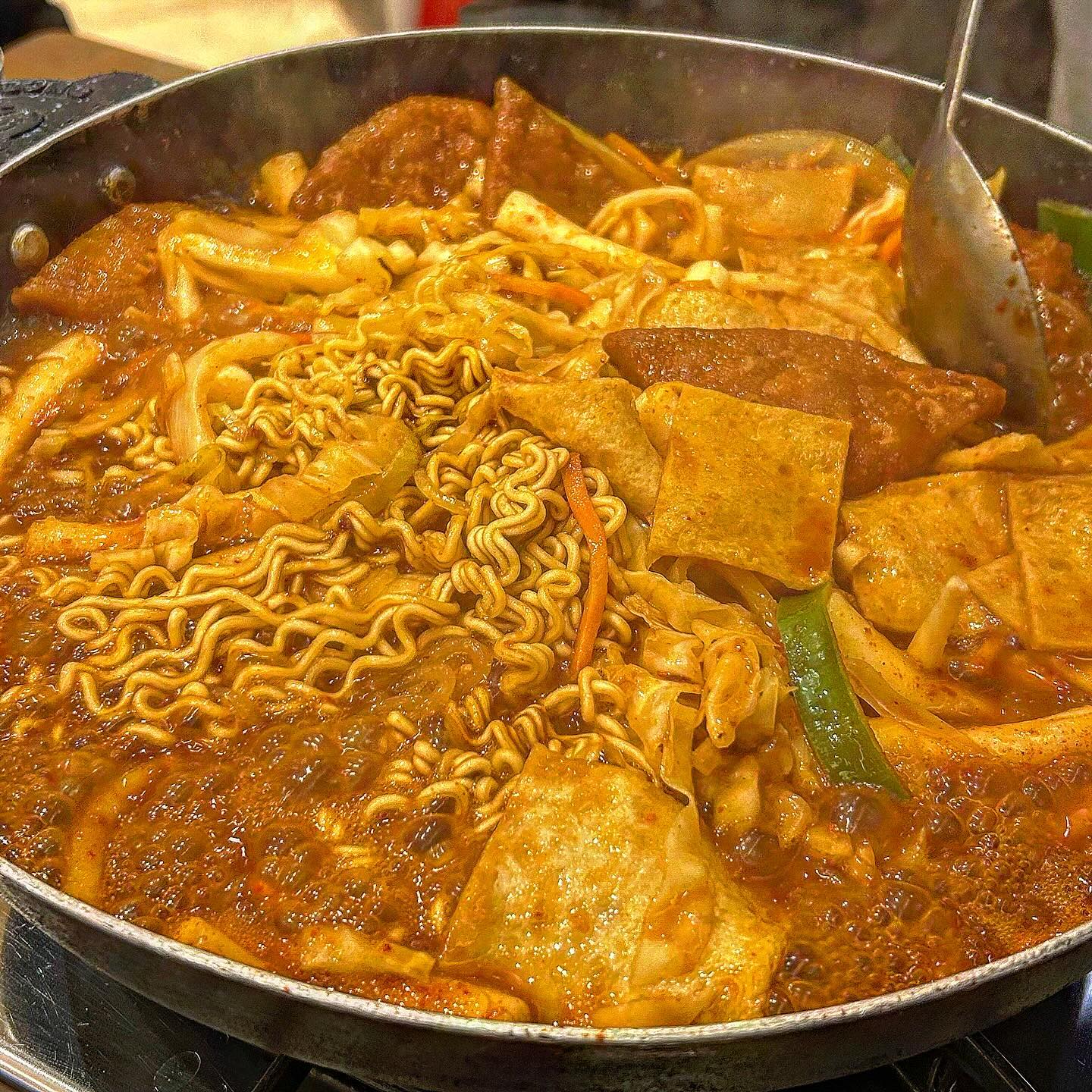 #떡볶이 #럽잇 #loveat

원하는 사리 이것저것 때려놓고
한국인의 맛 고추장 솔솔 풀어 푹 끓이는
#즉석떡볶이 맛집 어떤데? #신당동 에 위치한 #아이러브신당동 🥘

입구부터 가득한 유명인 싸인으로 이미 아는 사람은 다안다는
#떡복이타운 의 핫플 아니겠습니까~!🤭
아주 오랜만에 방문하는건데 변하지 않은 양념 그대로 맛도리이더라고요!

사이드로 김밥과 순대는 처음 주문해보는데 순대는 그냥 아는 맛이었지만 
김밥이 어릴 때 소풍 도시락으로 쌌던 통통한 김밥 스타일이라
떡볶이 국물에 찍어먹으면 별미랍니다🥰
사진보니까 또 먹고 싶은거 정상이죠?🫶🏻

-
🫶🏻아이러브 신당동
🫶🏻 서울 중구 퇴계로76길 50 아이러브떡볶이
.
.
.
#신당동떡볶이 #신당역 #신당역맛집 #즉떡 #즉석떡볶이맛집