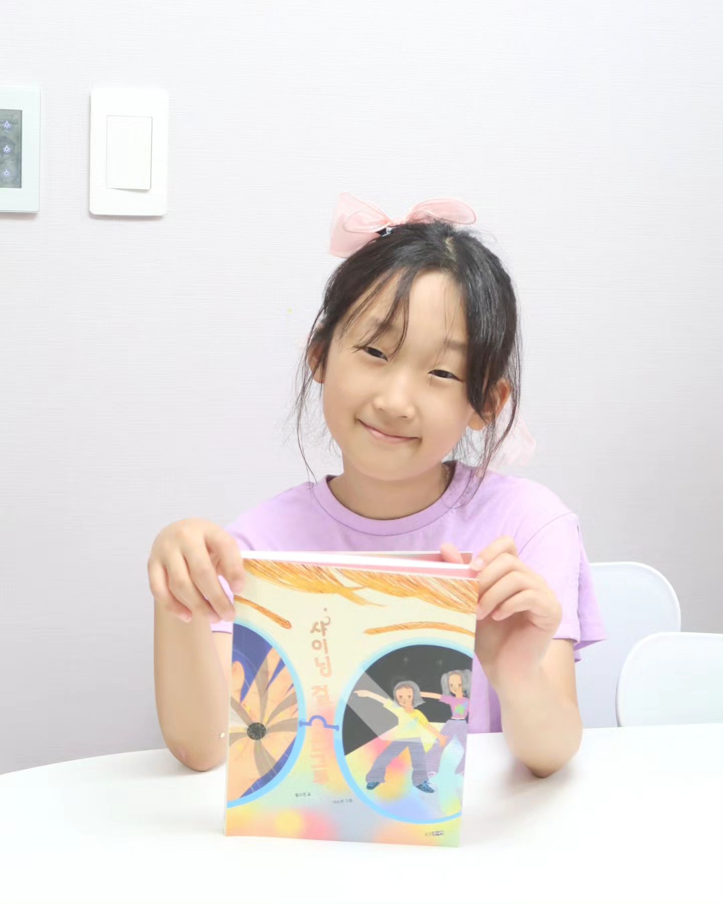 #광고 woongjin_junior

일주일 뒤 열리는 수련회 장기자랑
샤이닝 걸 은그루는 초등학생 그루가 친구들과 함께 수련회 장기자랑을 준비하는 시간을 기록한 성장소설

외모도, 관심사도, 장기 자랑에 나선 목적도 다른 
네 명의 ‘울퉁불퉁’ 친구들

신비한 힘을 가진 ‘블랙홀’을 줍고 나서 
갑작스럽게 인기를 얻자 기쁨과 동시 
친구들에게 속상함과 실망감을 느껴요. 
누가 돌을 훔쳐가지는 않을까 자신의 비밀을 들킬까봐 
불안해하기도 하고요.

샤이닝 걸 은그루는 자기의 보폭과 발걸음으로 스스로가 주인공인 무대를 향해 한걸음씩 내딛기 시작한 그루, 라희, 아연, 세완의 빛나는 성장기를 담은 도서로
요즘 초등학생들이 충분히 공감할 만한 관심사인
꿈과, 고민거리, 친구관계 등 소재를 담아 
많은 공감을 얻을 수 있는 도서인거 같아요. 🤍

#황지영 #샤이닝걸은그루 #동화책 #황지영작가
#소설 #어린이문학 #웅진주니어