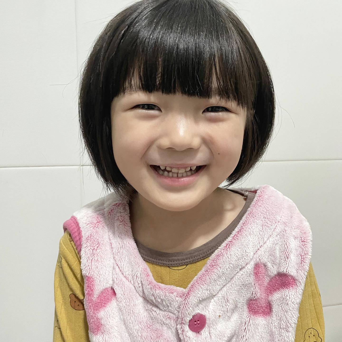 #협찬
시현이는 드라이기 소리가 너무 시끄럽다고 싫어해서
수건으로 말려줬는데요,저소음 초강력 플러스에어 H2O 헤어드라이기를 만나고는 시현이두 엄마빠도 편해졌어요.😉

300g 가벼운 무게감에  좌우 밸런스를 고려한 T자 형태라 
그립감이 좋아서 시현이 혼자 셀프로도 가능해요.👌
무광 그레이컬러로 색감까지 예쁘다구요!

BLDC 항공모터로 만들어져 머리가 정말 금방 마르더라구요.
1분에 108,000번 회전하는 강력함과 쿨샷 버튼 한번으로 
찬바람까지 슝슝 나온다구용😆

음이온이 나오니까 머릿결도 차분해지고 정전기가 안나고,
에어컬로 인컬,아웃컬 등 다양한 헤어스타일 연출이 가능하니 
너무 좋아요!

Thanks to official_plusair

#항공모터드라이기 #전문가용드라이기 #헤어드라이기  #헤어드라이어 #저소음드라이기 #아기머리말리기 #가벼운드라이기
#항공모터드라이기 #전문가용드라이기 #헤어드라이기 #헤어드라이어