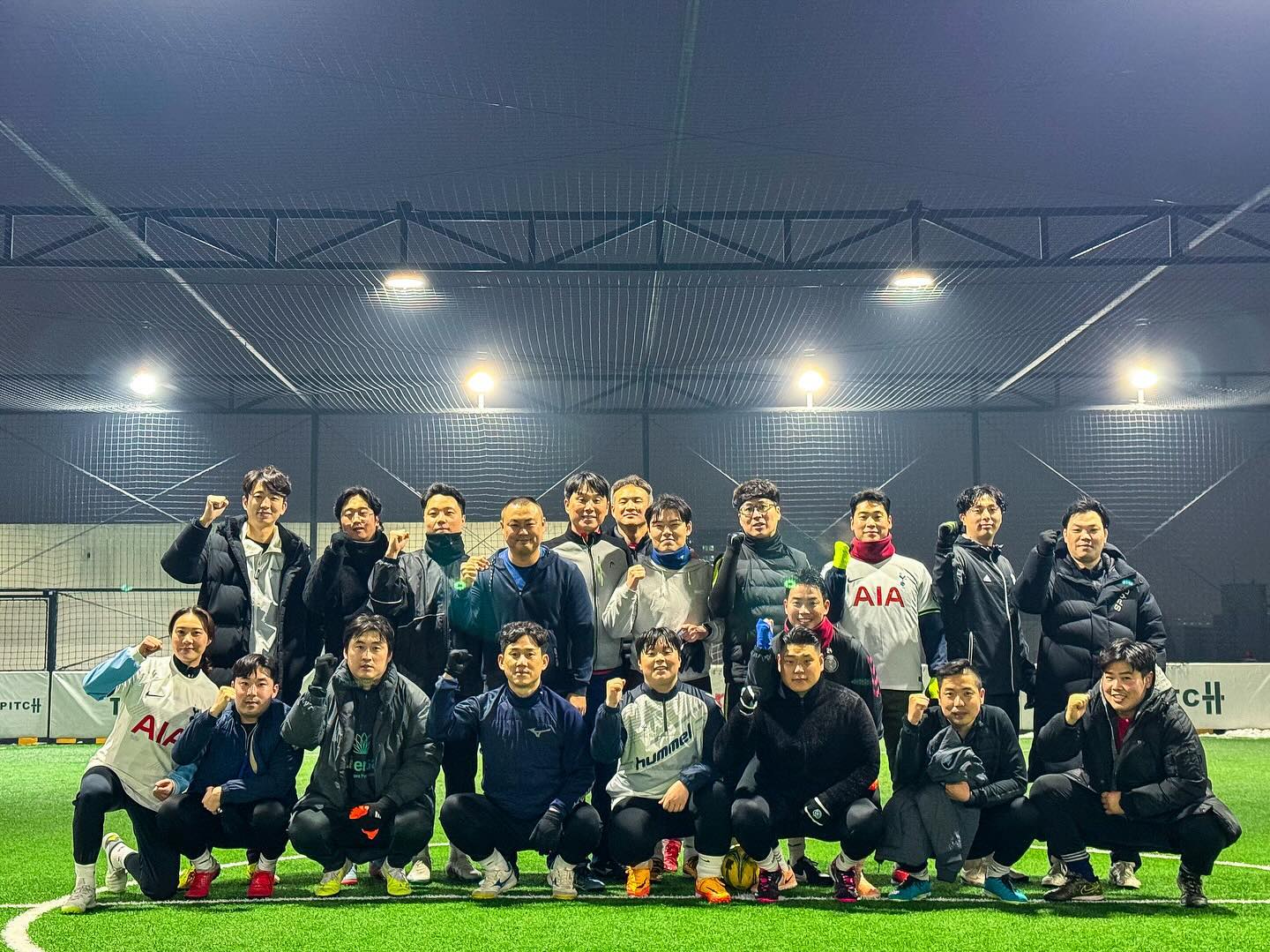 #⚽️

너무 즐겁게 두시간 풀타임 뛰었다
경기영상 다시보면서 좋은기운팍팍 받는다
잘해도 못해도 그저 칭찬해주는 그대들 최고🫶🏻
영국에서 공수해온 쏘니 유니폼도 첫 개시❤️

#법원ICDC #축구동호회 #쵝오
#햄_풋살기록