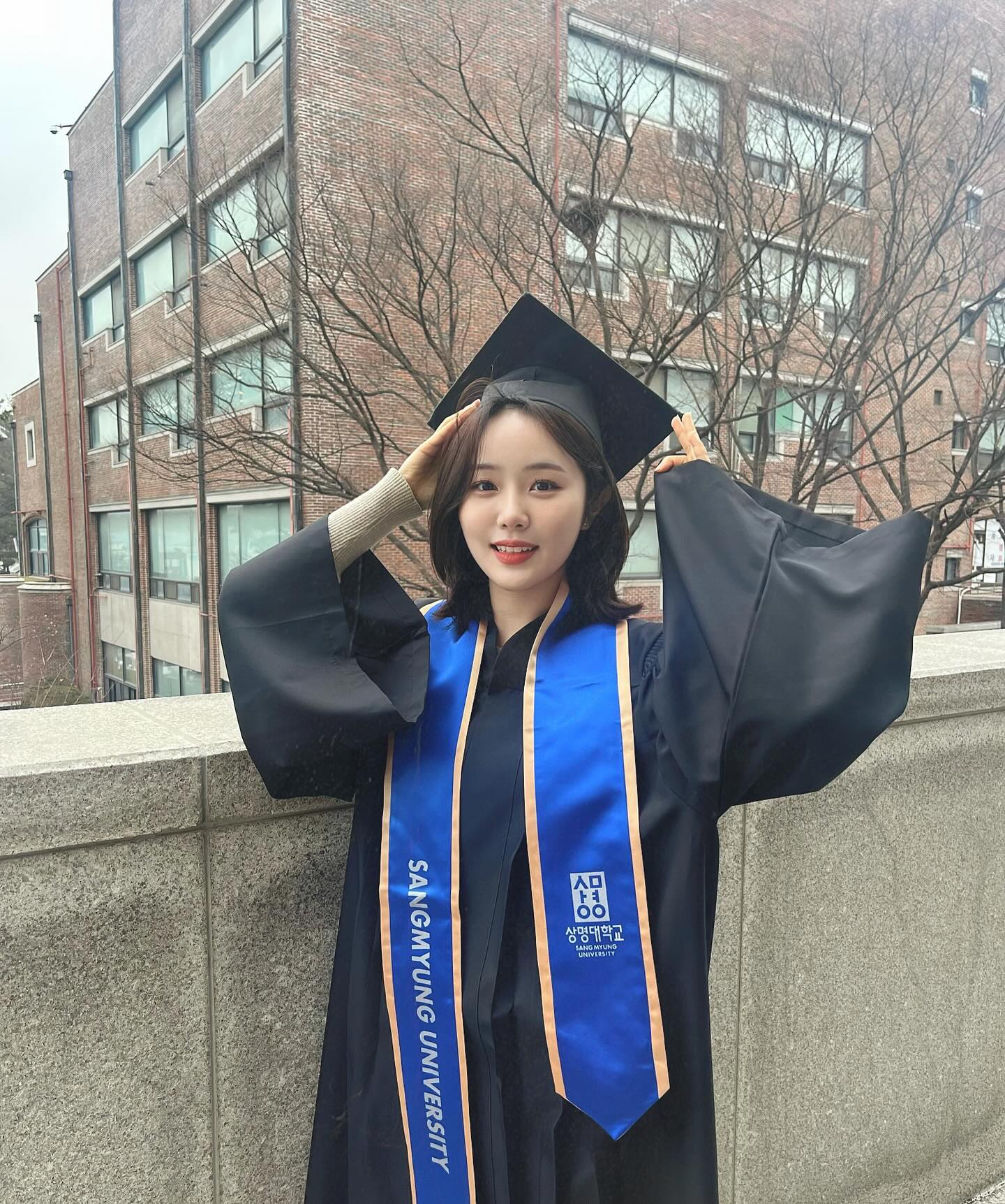 이제 본격적인 어른이 되는건가요?
-
변덕스러운 우연이, 지친 타인이, 혹은 제가 제 자신에게
모질게 구는 상황에도 자아를 잃지 않는 어른이 되고싶습니다
영악하지만서도, 
소중한 것들 앞에선 한없이 순진한 어른이 되겠습니다

사실 #졸업유예 그래도 #척척학사
내가 사랑한 #디자인대학 안녕~