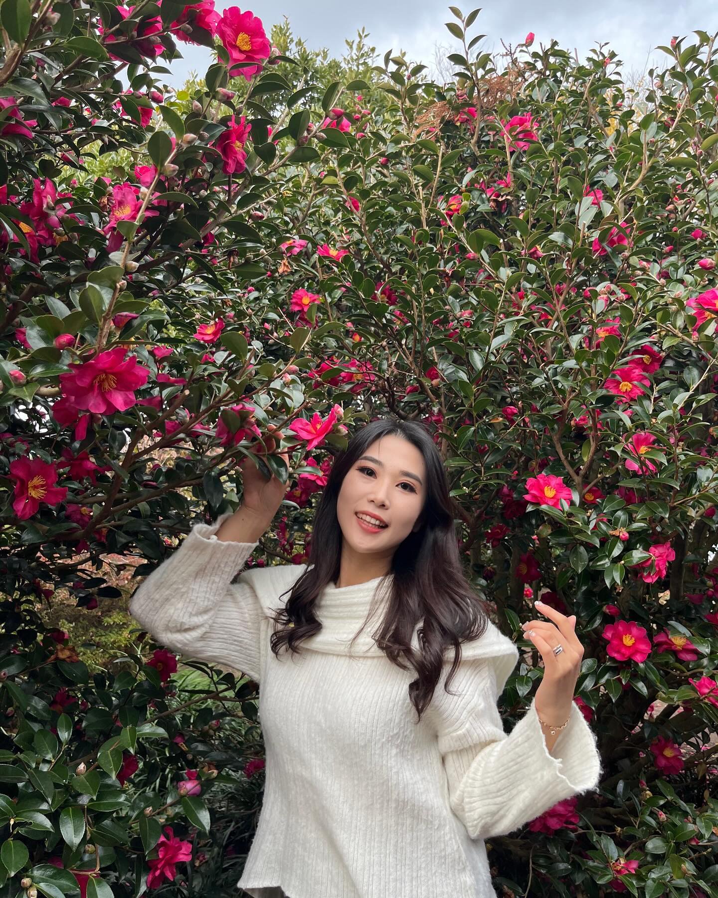 #휴애리자연생활공원 
겨울 제주는 역시나 동백🌺
역대급 따뜻한 겨울 유채가벌써 만개했네요
곧 있으면 발매되는 #블리스앙상블 의
디지털 싱글앨범 뮤직비디오 촬영하고 왔오요🤍
졸잼이여뜸 ㅋㅋ #많관부 🫶🏻