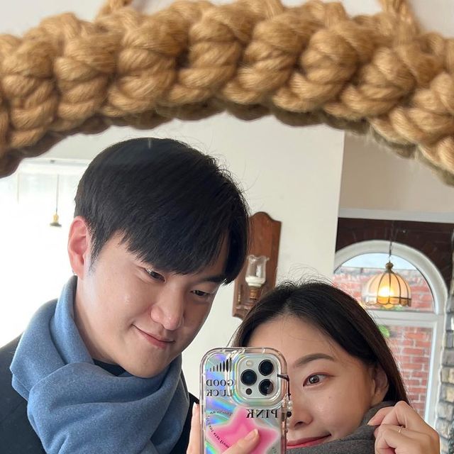 크로플커플 on Instagram: "#광고 2주년이 얼마 남지 않아서 커플템을 찾고 있었는데요🥰 @orangealice_o 에서  "프리미엄 머플러 남녀공용 커플 목도리"를 제공받았습니다😊 추운 겨울에 따뜻하