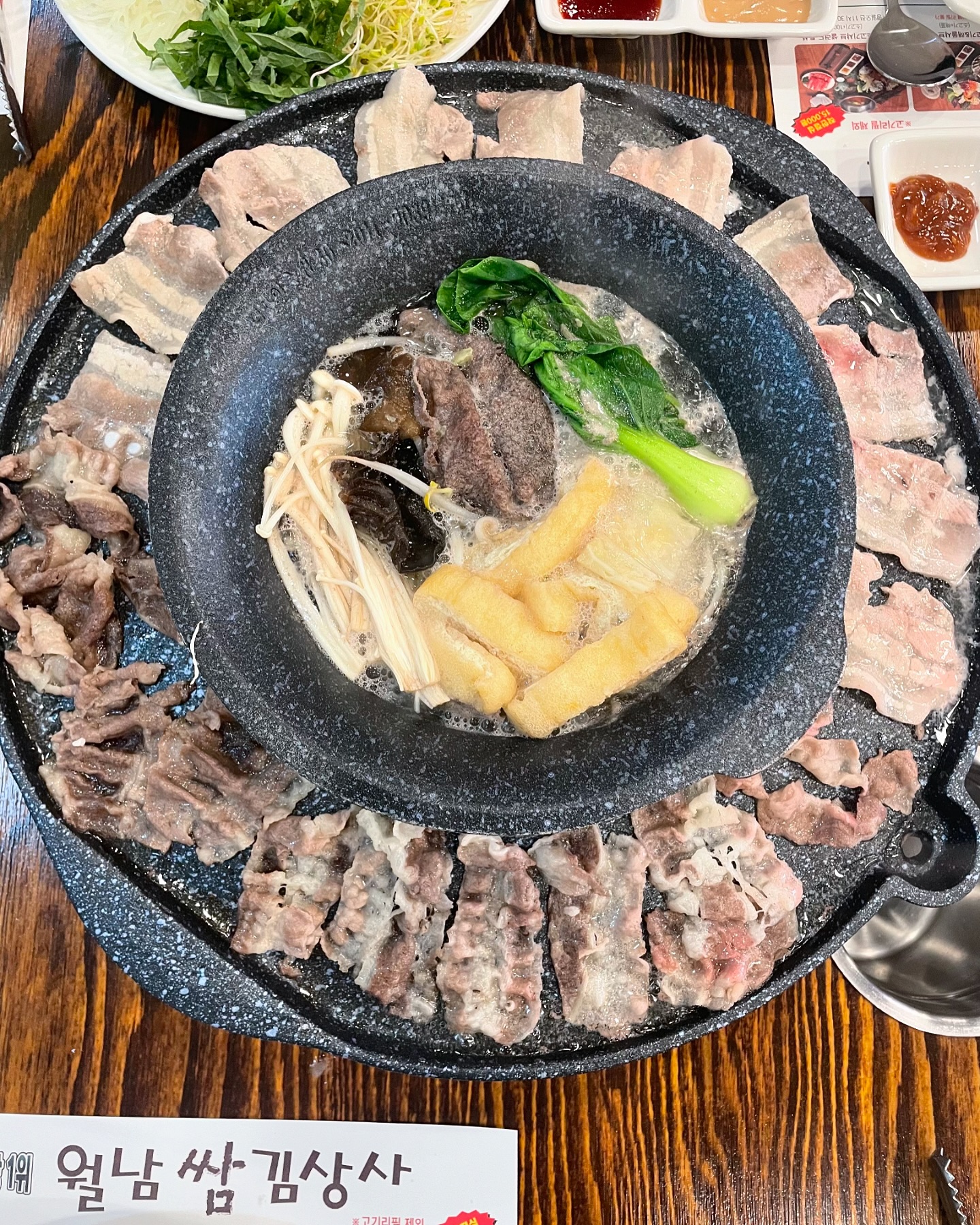 #협찬 📍 월남쌈김상사 다산점

🏡 경기 남양주시 다산지금로 139 영신프라자 2층
⏰ 수~월 11:30 - 21:30 / B.T 15:00 - 17:00

소고기 샤브샤브와 우삼겹, 돈삼겹을 월남쌈과 야채쌈으로‼️
무한으로 즐길 수 있는 월남쌈김상사 다산점에 다녀왔어요💖

불판 가운데 샤브샤브 냄비 두둥✨

먼저 월남쌈과 샤브샤브용 신선한 유기농 야채 준비해주고 
고기 담으러 고고〰️

샤브샤브용 소고기부터 구이용 우삼겹, 돈삼겹 가득🙌🏻
지글지글 고기도 굽고 보글보글 샤브샤브도 끓이고😆

샤브샤브 냄비가 은근 깊어서 재료 가득 넣고 
팔팔 끓여먹으니깐 깊은 맛의 육수 완성‼️

쌀국수 면도 넣어먹고 마무리 죽까지 알차게 즐기고 왔어요💕

월남쌈 집에서 준비해 먹기에는 부담스러운데 재료 가득 
준비되어 있는 월남쌈김상사에서 맘껏 먹고와서 행복🫶🏻

월남쌈도 먹고 샤브샤브도 먹고 고기도 가득 구워먹고 
싶으신 분들은 월남쌈김상사로 고고✨

➰월남쌈 소고기샤브&삼겹구이 23,000원

#남양주다산동맛집 #남양주샤브샤브 #다산동샤브샤브 #다산동맛집 #남양주가족모임 #남양주회식 #다산신도시맛집 #남양주맛집 #남양주데이트 #남양주무한리필 #다산동무한리필 #남양주철판구이 #다산동쌀국수 #남양주쌀국수