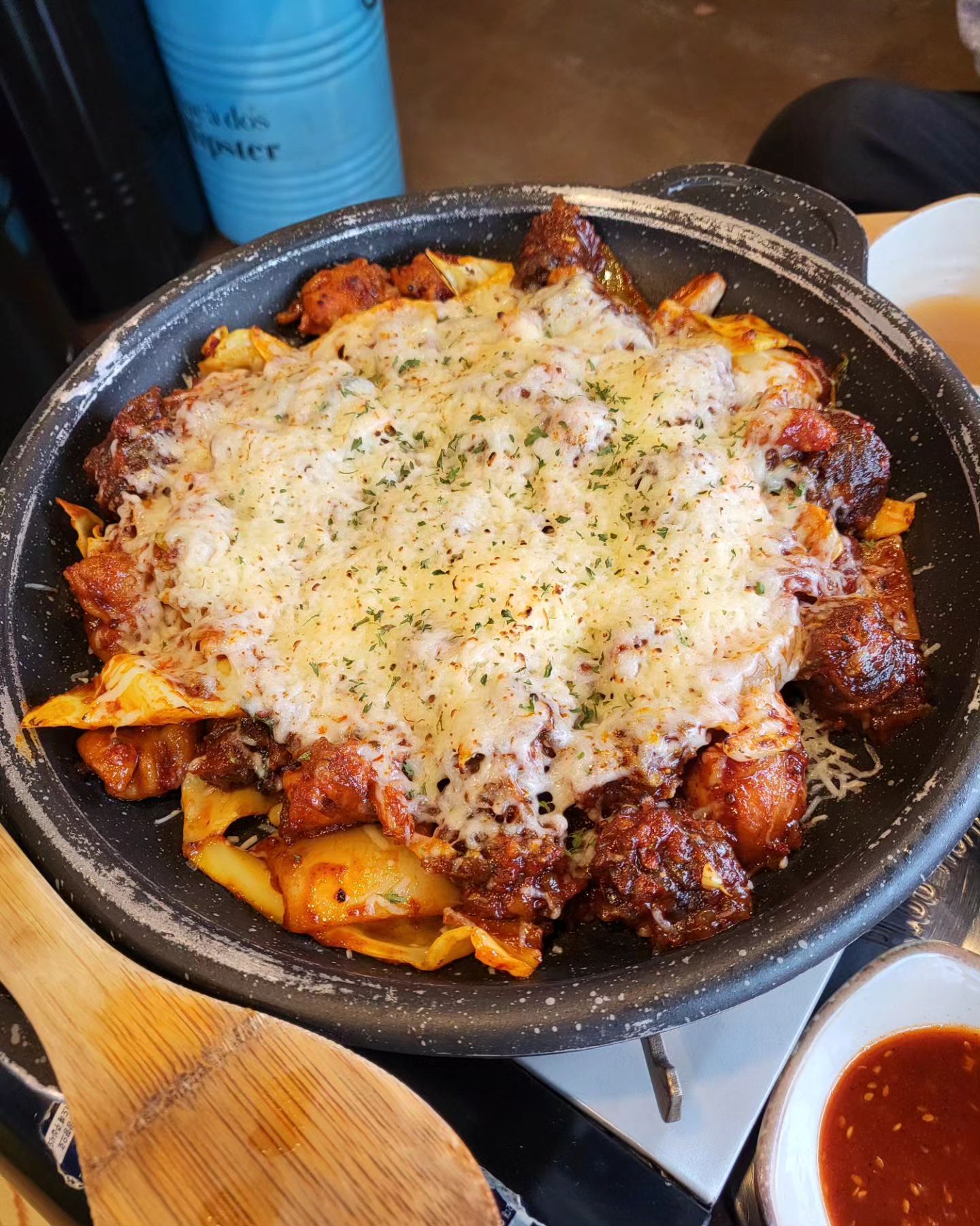 #오늘점심
닭갈비와 곱창을 한 번에먹을 수 있는 곳이
집 근처 중앙역 닭치곱이 있어 다녀왔어요

전통옹기에 양념과 닭갈비를 숙성하여
닭갈비의 부드러운 식감과 양념맛을 느낄 수 있대요

반찬도 정갈하고 깔끔하게 나오고 
기본으로 닭곰탕 국물도 주는데 진하고 맛있었어요
폭탄계란찜도 주문하려는데 기본으로 준다고
하니 완젼 대박 꿀이에요👏

닭갈비 곱창 위에 치즈도 넉넉히 뿌려져
비주얼도 맛도 대박이랍니다👍👍

순대를 좋아해서 순대 사리는 추가했고
떡하고 당면도 기본으로 들어가 좋았답니다

깻잎에 싸먹으니 양념의 매콤함과 깻잎의 향긋함
부드럽고 쫄깃해서 너무 맛있었답니다😍

볶음밥으로 마무리 할까 했지만 
김가루 주먹밥을 같이 먹었는데 주먹밥도 푸짐하고
탄수화물과 역시 같이 먹으니 더 맛있네요 :)

양도 푸짐 맛도 있는 닭치곱
한번에 두가지를 먹을 수 있어 1석 2조 맛집이랍니다😀

#닭치곱본점 #안산맛집 #중앙역맛집 #중앙역닭갈비 #안산회식 #안산데이트 #안산닭갈비 #안산곱창 #안산중앙역곱창 #제제부부💕