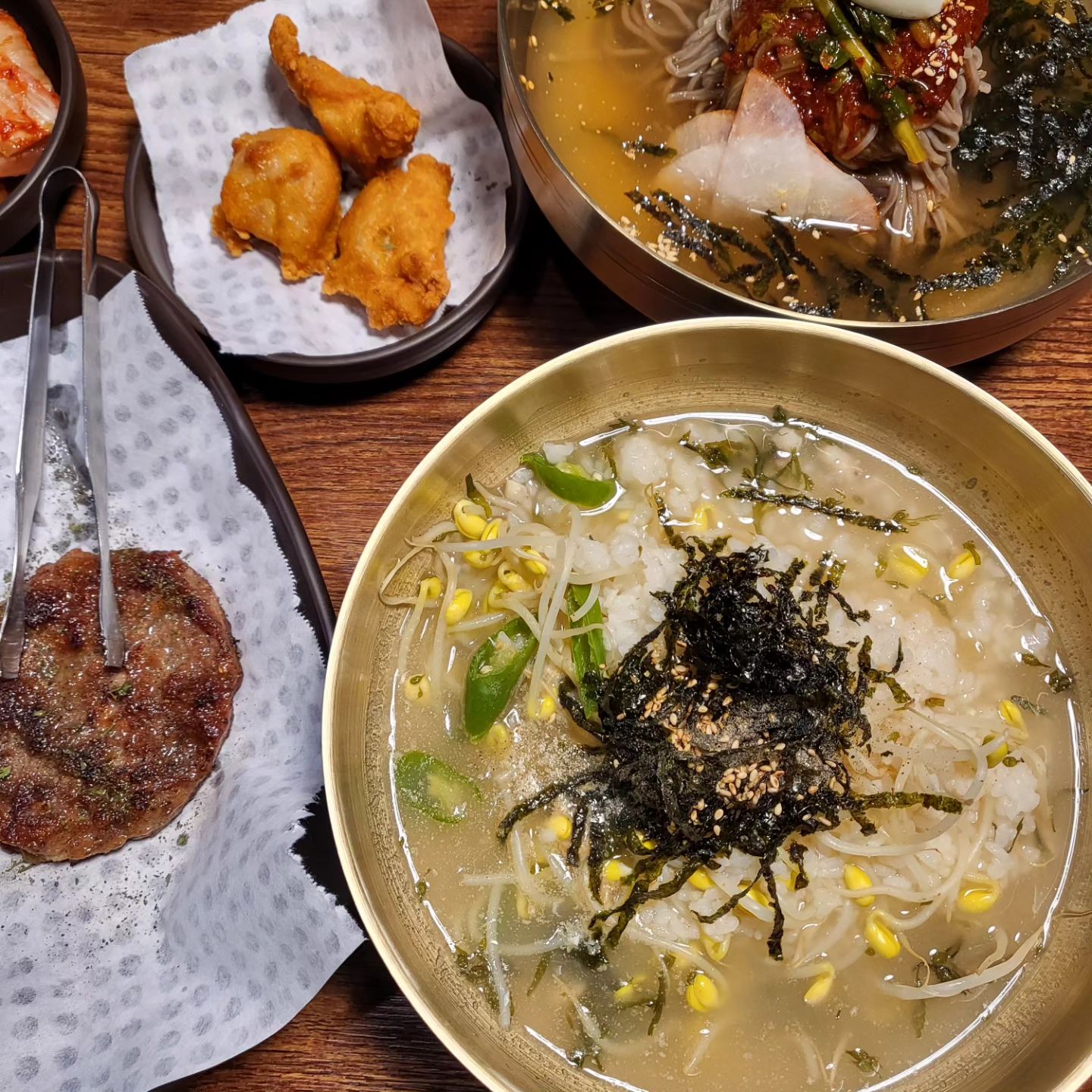 #협찬 

오잉 저 반림동 맛집발견 했어요~!!
위치는 노블파크안에 있는 상가1층 이라서
찾기도 쉽고 오다가다 먹을 수 있어 좋아요😀 

반림동 대식면가에는 
직접 개발한 메뉴들이 있었고,
막국수에는 직접만든 
수제 양념장을 사용한다 해요. 
저는 베스트 메뉴인 콩나물국밥과 
메밀+떡갈비 세트 주문해보았어요. 

콩나물국밥 전문집 보다 진짜 맛있어서
만족했어요. 제가 좋아하는 연어도 판매하고 
다양한 밥이나 안주메뉴가 있어서 
자주 올거 같아요♡ 

.

#창원맛집 #창원밥집 #반림동맛집