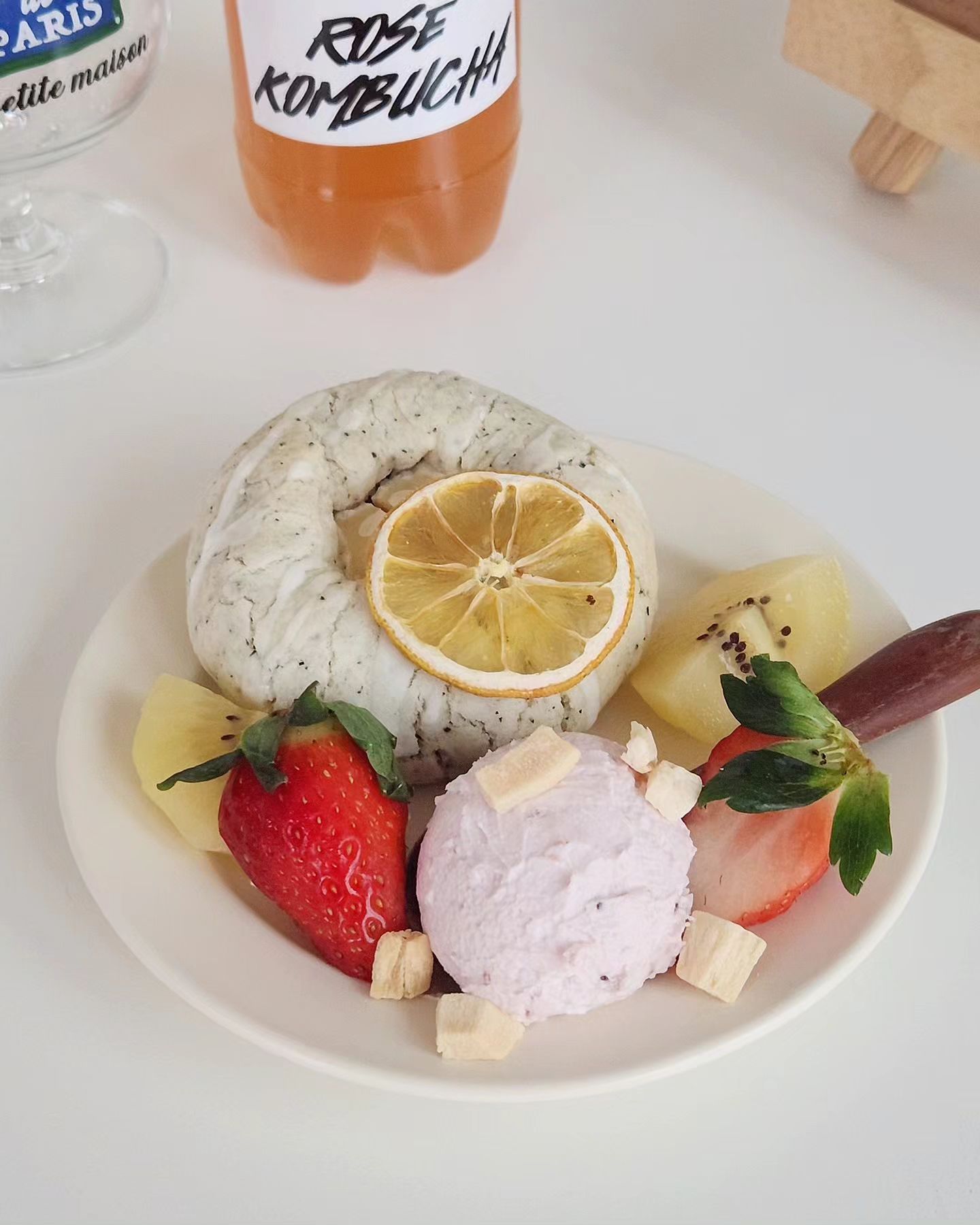 레몬 얼그레이 비건쿠키 🍋 (_veganez) 

𝙒𝙊𝙒 .. ᰔ 새로운 #비건쿠키 맛집 발견 .. 🥹💛 상달파 칭구들 모두 주목! 🙋‍♀️
비건이지에서 보내주신 쿠키들중에 제-일 궁금했고, 기대했던 레몬얼그레이쿠키🍪
크리스마스 무렵에 먹었었는데, 지금도 요 상달 상달~한 맛이 고대로 생각나요 ..🤤 

우선, 크기도 진짜 큼직+묵직! 비쥬얼도 너무 예쁘지 않나요🧡 비건, 글루텐프리
쿠키여서 더 합격 .. ᰔ 비건쿠키가 이렇게 맛있다니,, 안에 레몬필링이 킥이에요🍋🍋
식감은 촉촉+꾸덕 스타일! 쿠키지에서 나는 얼그레이향은 은은해서 얼린이분들도 
크게 호불호없이 드실 수 있으실듯! 🥰 상콤과 얼그레이 맛이 딱 조화롭다구우 🫠🫶🏻

그리고, 🍪시나몬 레이즌 쿠키도 진짜 풍미 대박에 꾸덕+쫀득 너낌이라 커피안주로
아주 딱이었지 모에요,, 빨리 다른 칭구들도 먹어봐야겠다! 🤤🤍

함께 먹은 요거트는 #그릭데이 매장의 딸기그릭요거트 🍓❤️ 남은거 싹싹 긁은 나,, 
칭찬해,, 딸기맛 찐하고 살짝 올라오는 이 달달함,, 역시나 레몬 얼그레이와 찰떡콩떡🍡

-
#글루텐프리쿠키 #글루텐프리디저트 #비건쿠키맛집 #비건이지 #그릭요거트식단 
#그릭데이요거트 #그릭데이 #데이지클럽 #데이지클러버1기
