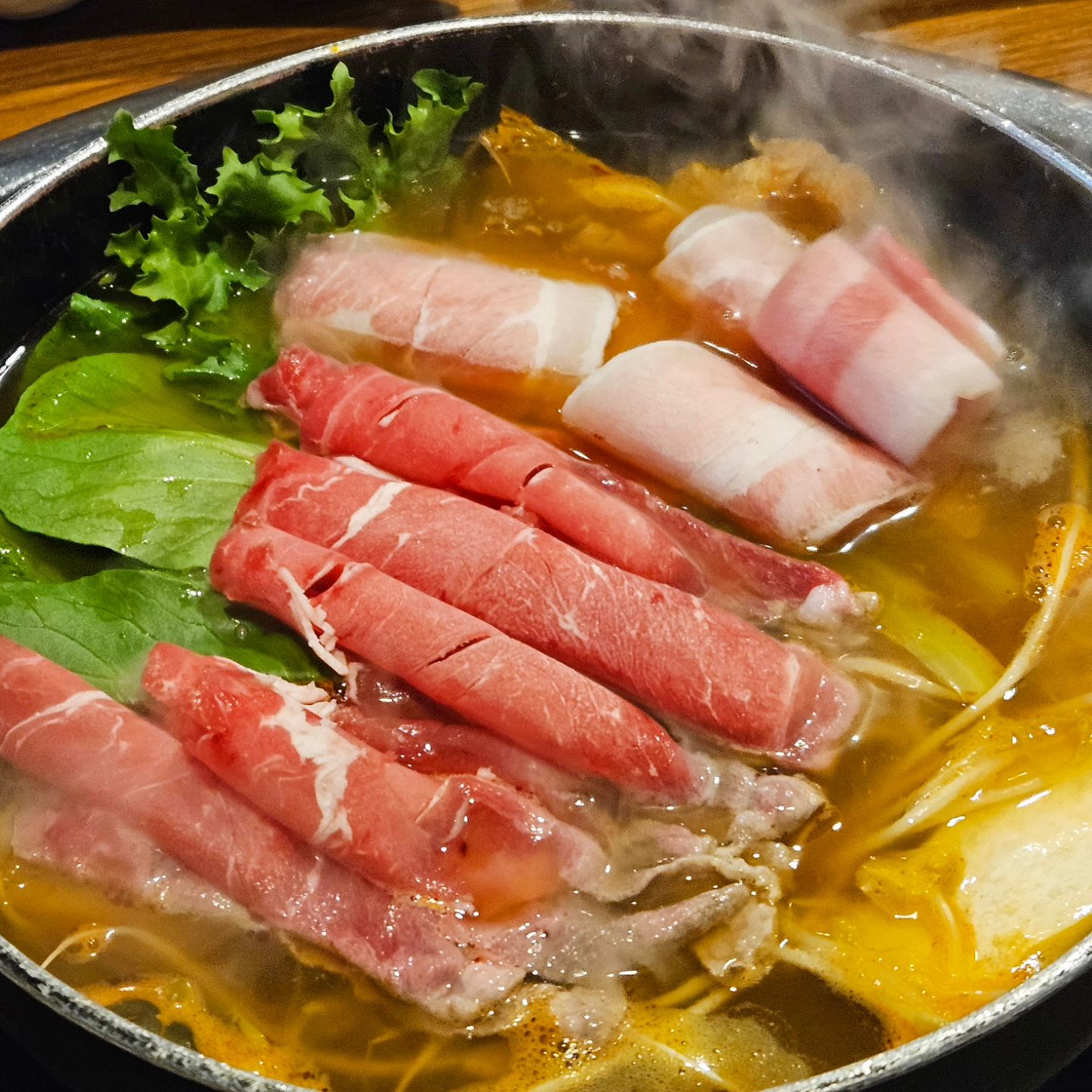 강남역 회식은 무조건 여기로 가세요!!!

깔끔함이 일품인 샤브와 풍미 넘치는 고기 구이류가 한번에 나오는 퀸즈가든 강남점💓
남녀노소 만족하는 미친 구성에 반했어요🥹

무한리필 고기 퀄리티가 이렇게 좋아도 되나요??
셀프로 신선한 월남쌈 재료도 듬뿍 가져와서 먹고 사이드로 칼국수나 죽으로 마무리😇
6천원만 내면 생맥주도 무제한이라 강남역 직장인인 제 맘에 쏙 들었답니다

KBS생생정보에도 나온 맛집이라 그런지 배달도 정말 많더라구요
집에서 깔끔한 식사가 땡길때  배민,요기요 등 배달로 드셔보세용💫

📍위치
서울 서초구 강남대로53길 7 강남애니타워 지하1층

🕑영업시간
매일 11:00 ~ 21:50
라스트오더 21:00

🍲메뉴
퀸즈가든 디너 스페셜 SET  32,900원
퀸즈가든 런치 스페셜 SET 28,900원
소고기샤브&우삼겹구이 무한리필(디너) 26,900원
소고기샤브&삼겹구이 무한리필 (런치) 23,900원

#쩝쩝이_강남#강남역점심#강남역샤브샤브#강남데이트
#강남맛집 #강남역회식장소#강남역월남쌈#퀸즈가든강남점#강남역회식
#먹방스타그램#먹팔맞팔#먹스타맞팔환영#먹팔로우