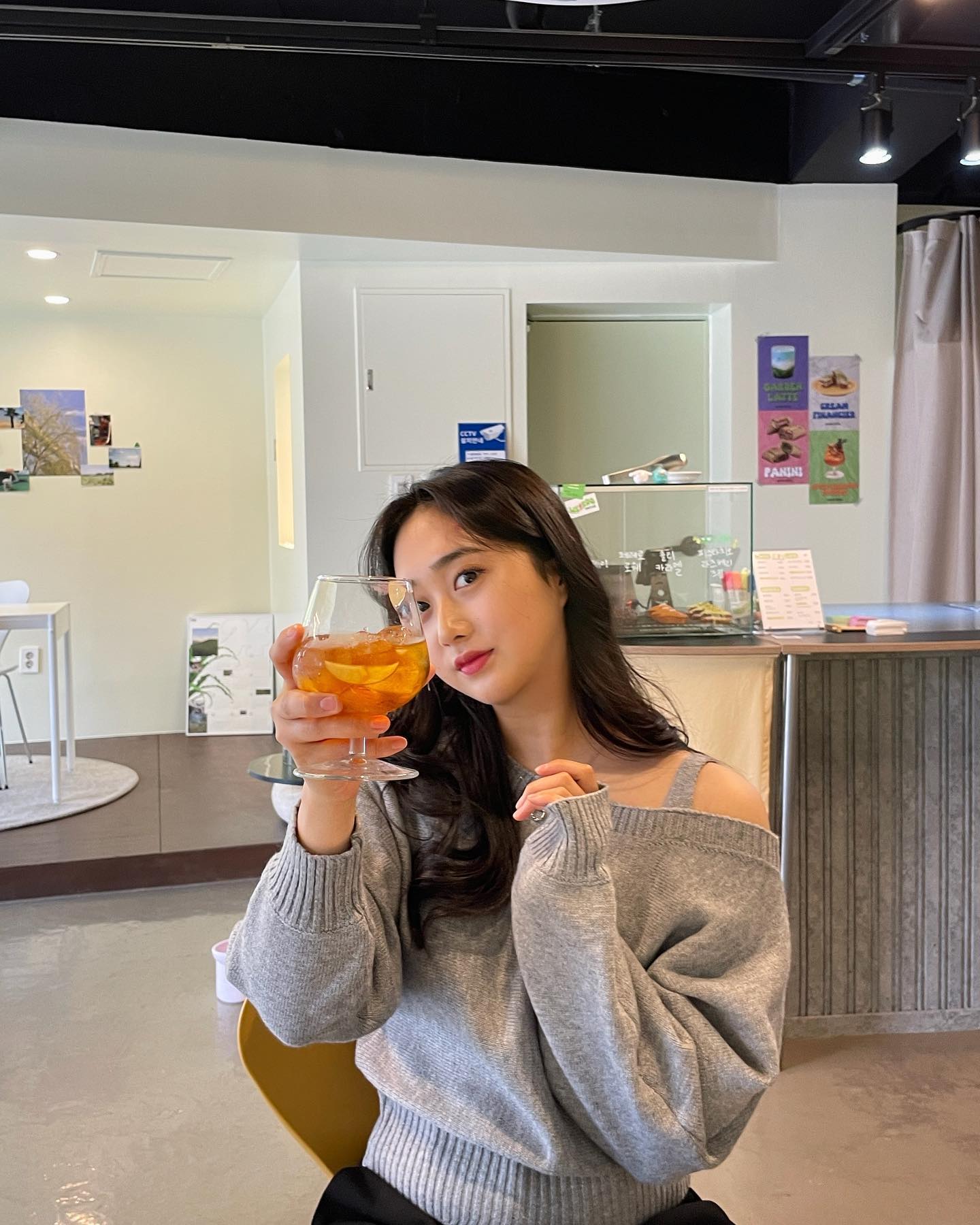 #위어도커피 
너무너무 귀여운 강아지가 있는 신상 카페🥰
(끝까지 피드 넘겨보세용!)

들어가자마자 ’초코‘보고 기여워서 기절..🐶
애견동반 가능해서 강아지랑 같이 데이트 장소로 추천드려요!
테이블 간격도 넓고 햇빛도 잘 들아와서 인생 샷 𝘎𝘰 𝘎𝘰✨
음료도 다양하고 홀짝 홀짝 마시기 좋아요:)

✔️정원라떼
✔️애플시나몬루이보스
✔️크림휘낭시에

📍대구 중구 봉산문화2길 16-12 1층
·
·
·
·
·

#대구카페추천 #대구신상카페 #애완동반카페 
#봉산동카페 #대구핫플추천 #대구카페투어 #대학생코디 #데일리코디추천 #daegucafe #대구가볼만한곳 #대구여행추천 #데일리패션코디 #여자코디스타그램 #패션소통그램 #피드꾸미기 #소통환영해요 #오픈숄더 #어깡 #대구디저트카페추천