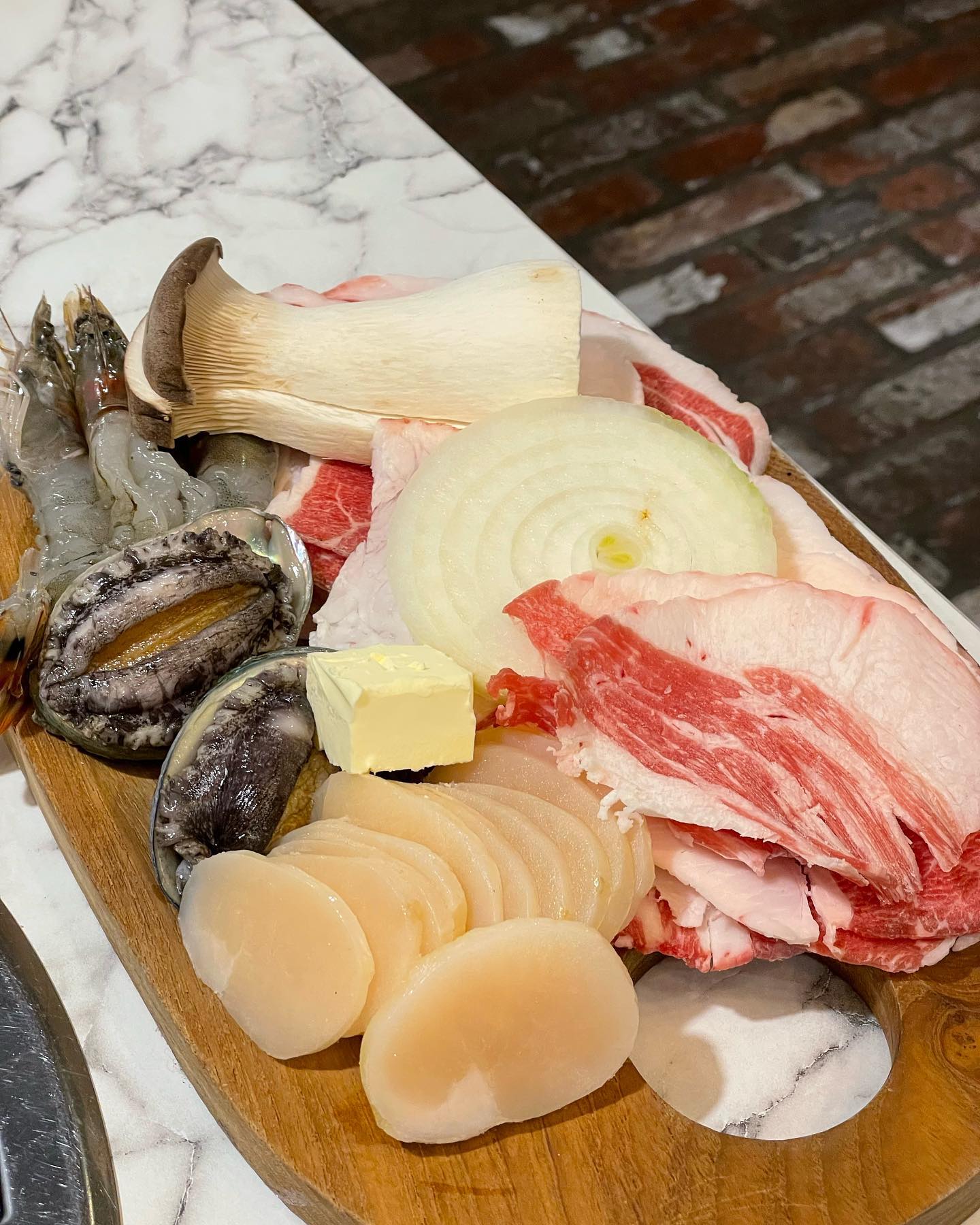 #협찬 #해물과차돌박이 🥓🦐🦪
연말을 앞두고 단체모임 및 직장인회식 하기 좋은 곳 소개해드릴게요!
깔끔한 분위기에 고기도 직접 구워주니 편하게 젓가락만 움직이면 되는 곳이에요.🥢
⠀
키조개관자와 차돌박이는 맛이 없을 수 없는 조합인거 다들 아시죠?
달궈진 불판 위에 버터를 녹이고 그 위에 양파, 새송이버섯
그리고 관자랑 차돌박이 고기를 구워 와앙🤤
저는 새우랑 전복도 추가주문해서 즐겨봤어요
⠀
쫄깃한 관자와 부드러운 차돌박이, 
고소한 버터와 고기기름이 섞여 풍미가 장난 아니에요!👍
묵은백김치, 무말랭이, 명이나물, 참나물, 와사비 등 기본찬이 너무 훌륭해서  어떤 조합으로 싸먹어도 극락❤️
⠀
🏷 ᴛʜᴀɴᴋꜱ ᴛᴏ haecha323
📍서울 서초구 양재동 323 1층 
월-금 11:30-22:00 / 토 16:00-21:00
브레이크타임 14:30-16:30
매주 일요일 정기휴무
주차가능
⠀
#차돌박이관자삼합 #양재맛집 #양재동맛집 #양재고기집 #양재동고기집 #서초구맛집 #서초구고기집 #서초고기집 #양재동점심맛집 #서초점심맛집 #서초구점심맛집 #고기맛집 #맛스타그램 #서초구핫플 #차돌박이맛집 #양재동핫플 #양재동고기 #서초맛집추천 #양재동맛집추천