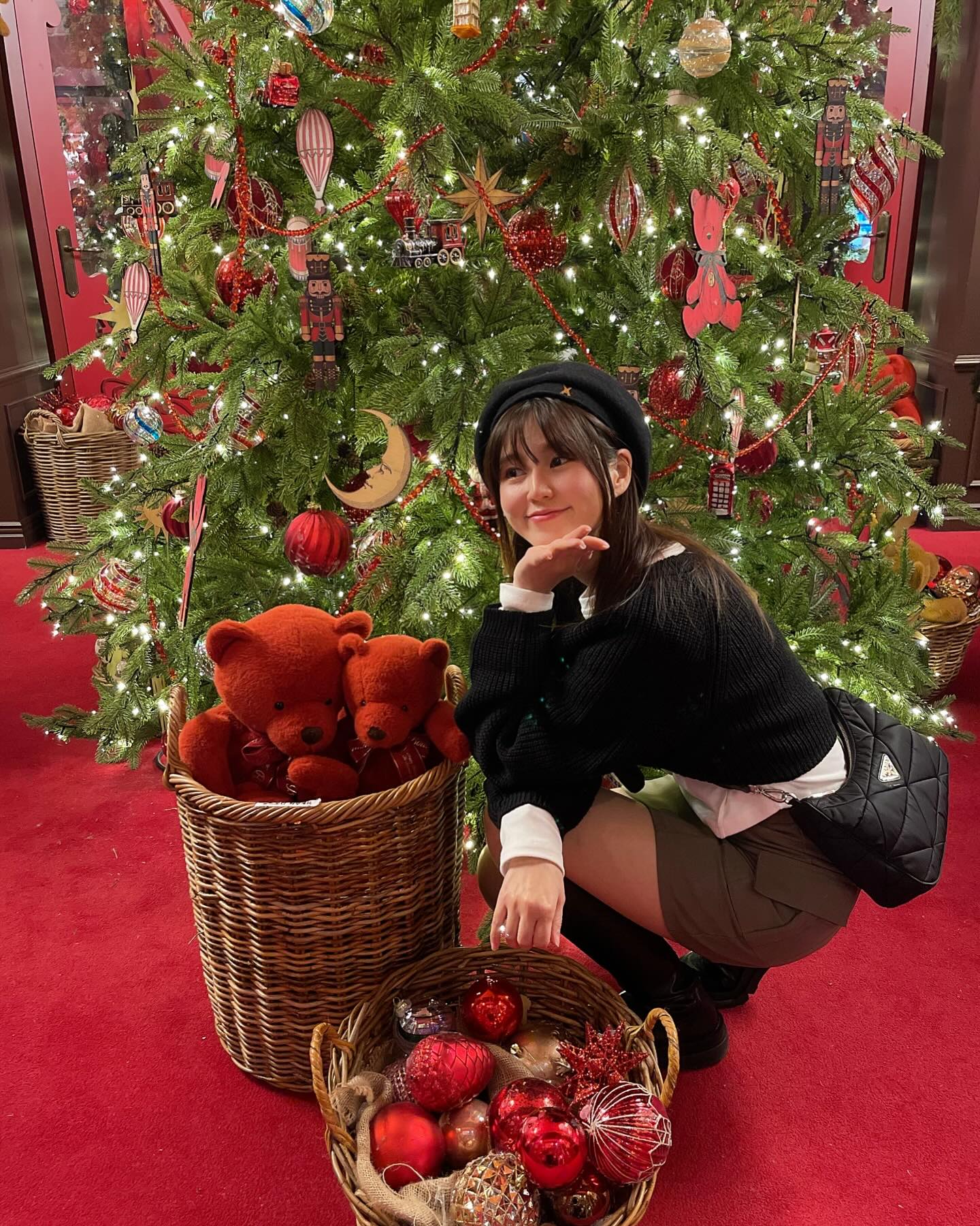 🎄La Boutique D’ Harry (해리의 꿈의 상점)
📍서울 영등포구 여의대로 108 더현대 서울

너어무 유명해서 소개가 필요없는 
더현대 서울 ‘해리의 꿈의 상점’ 
사람이 너무 많지만 인기가 왜 많은지 알것같아요 🐻

착장은 태그했습니다 🧸🧸🧸

#더현대서울#해리의꿈의상점#크리스마스트리#트리맛집#서울데이트#현대백화점트리#베레모코디#여자겨울코디#부츠코디#크롭가디건#볼레로가디건#今日の服#デート服#クリスマスツリー#冬服コーデ#thehyundaiseoul#seoultrip