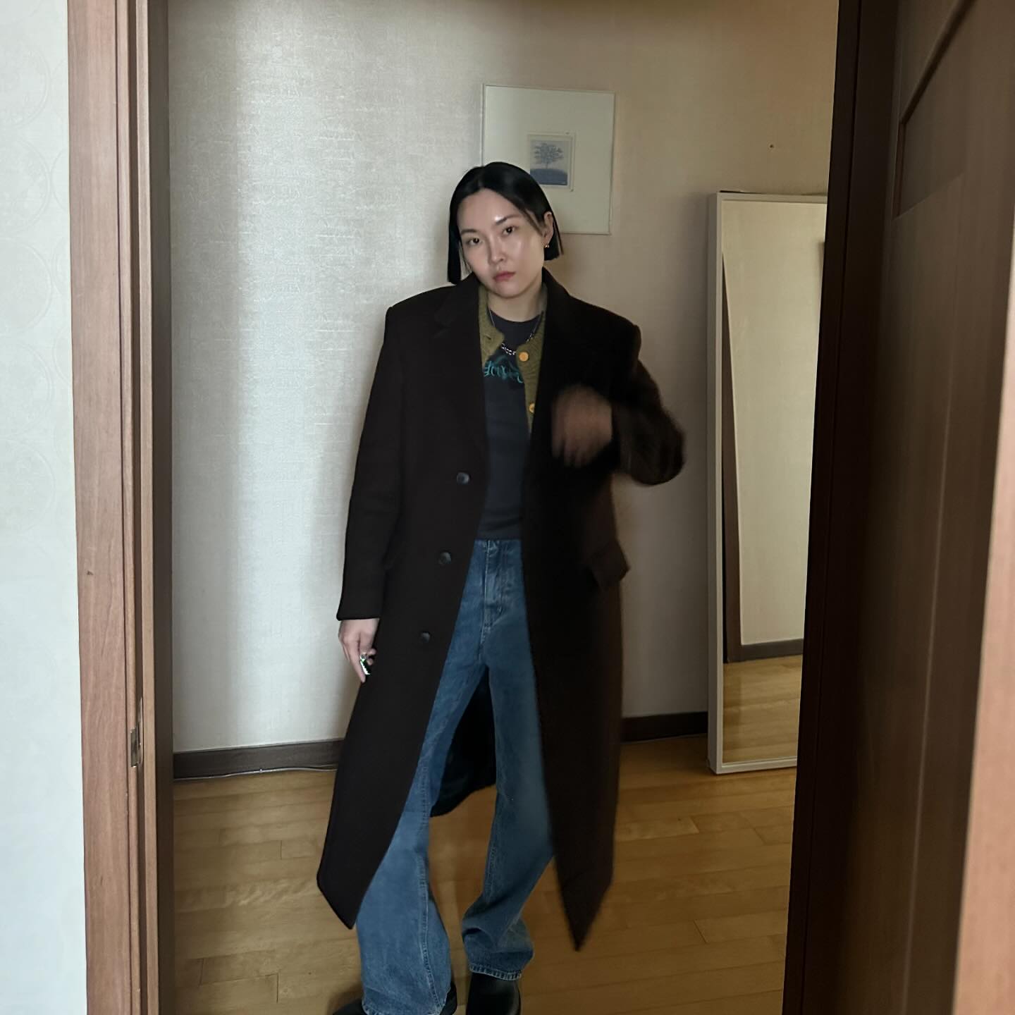 코트를 입을 수 있는 날이 얼마 안 남았다. 3월인데 왜 이렇게 추운거야 하면서도 코트 못 입을 생각하면 또 아쉽단말야.

#여자코디스타그램 #여자롱코트 #여자출근룩 #가디건코디 #빈티지코디룩 .