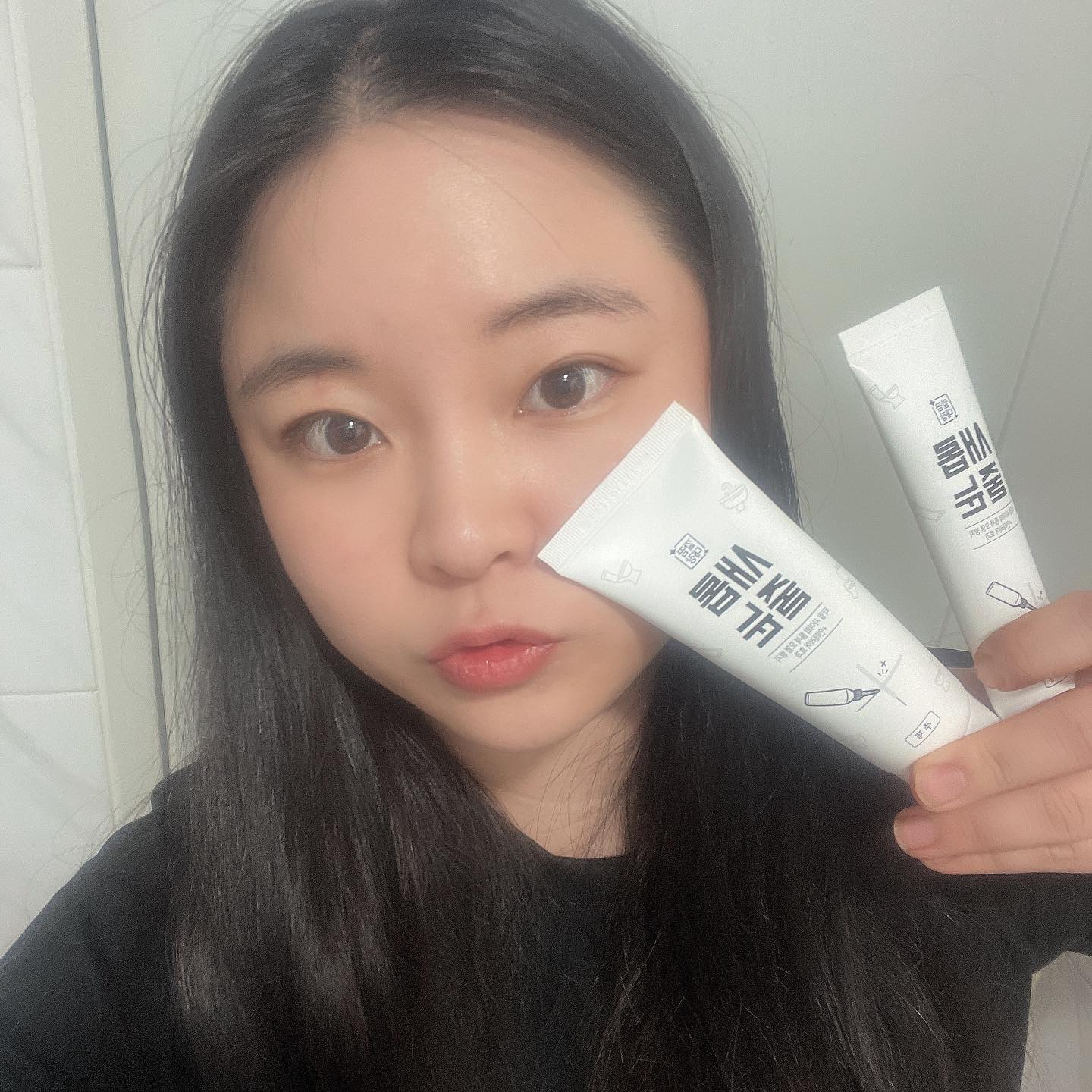 #광고 
.
.
제 화장실을 챙겨줄 깔끔대장 세로줄눈! 제품을 가져와봤어요❤️
.
오염이 생기기 쉬운 좁은 틈새를 깔~끔하게 커버해주는 제품인데요 
줄눈 코팅으로 찌든때 물때 생성을 방지해주는 좋은 제품이에요

밀착력또한 좋아서 물과 오염이 들어갈 걱정은 NoNo❤️
.
풀세트 구성으로 초보자도 간편하게 할수있답니다 ㅎㅎ 
저도 이제품으로 화장실이반짝해 졌어요 ㅎㅎ 
저는 완전 만족한 제품 ㅎㅎ 여러분도 한번 사용해보세요 간단간편 깔끔!❤️
.
.
.
.
.
.
#깔끔대장 #cleanboss #깔끔대장새롭줄눈 #새롭줄눈 #줄눈제 #셀프줄눈제 #셀프시공 #욕실템 #주방템#타일줄눈 #욕실줄눈#줄눈코팅 #주방줄눈 #자취꿀템 #자취필수템 #생활꿀템 #골드줄눈 #실버줄눈 #화이트줄눈