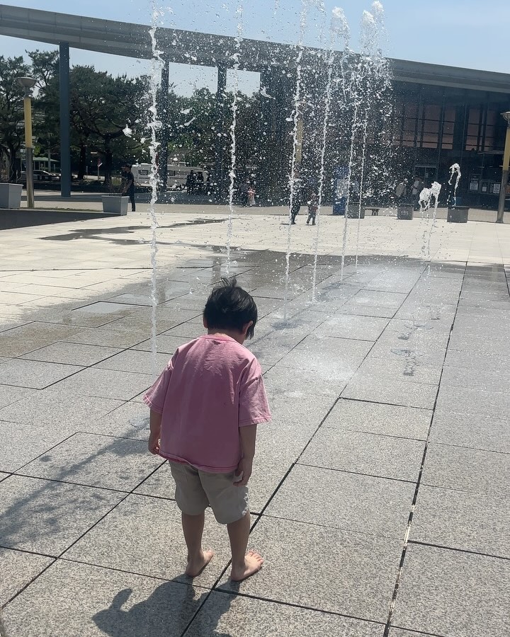 여분옷 없는데 물놀이한 도하👦🏻,돗자리 들고다니다 그냥(?) 잃어버리는 엄마🙋🏻‍♀️,벼룩시장에서 옷 구하고 돗자리 어딘가에서 잘 찾아온 아빠🤦🏻‍♂️ #독립기념관 #따숨마켓 진짜 색다른 경험 재미져 😏