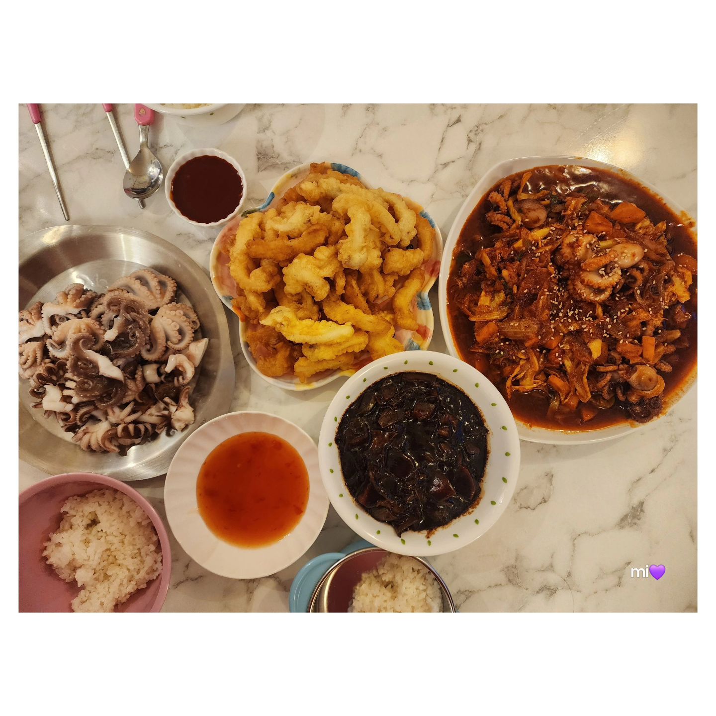 #오늘저녁

토요일 다녀온 올해 첫 쭈꾸미 낚시🐙

잡아온 갑오징어랑 쭈꾸미로
갑오징어 튀김, 쭈꾸미볶음, 쭈꾸미숙회에
아이들이 좋아하는 짜장을
춘장으로 직접 볶아서 맛있게 만들어준 오빠❤️

맛있게 해준 음식 배터지게 신나게 먹고,
후식으로 팥빙수까지 만들어 먹기♡
역시 갑오징어 튀김은 진정 최고👍🏻
너무 맛나다😍😍
이제 시작이니, 잡으러 또 가자아😁

일요일 푹쉬었으니 다시 힘내서 화이팅‼️😚

#올해첫쭈낚 #쭈꾸미낚시 #서해안 #태안 #행복한시간
#아범표요리 #갑오징어튀김 #쭈꾸미볶음 #쭈꾸미숙회
#아빠가요리사 #이런게행복이지
#김포맘 #다둥이네 #삼남매맘 #일상기록