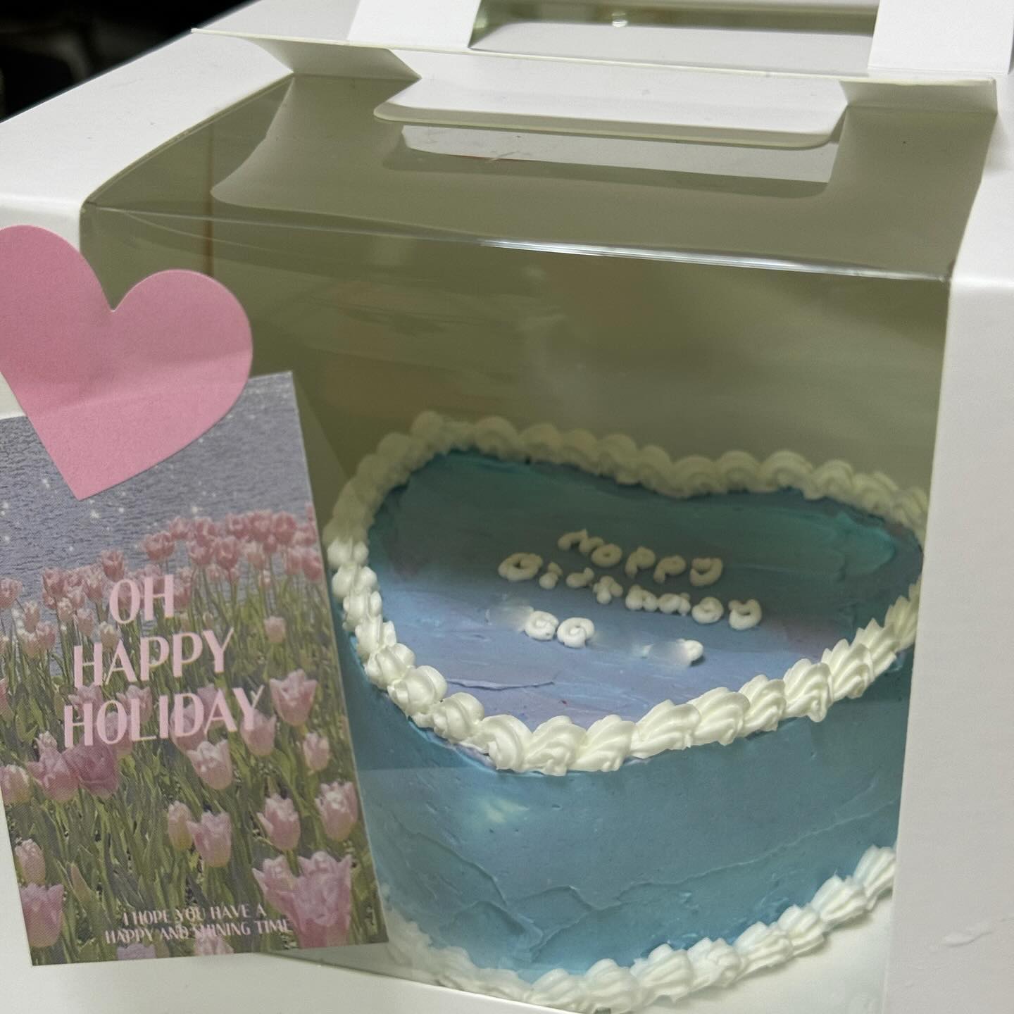 #협찬 이대 “오해피홀리데이” 에서 레터링케이크 🎂
얼마전에 남자친구 생일이라 레터링케이크 제작했어요 ㅎㅎ
하트케이크에 초코시트, 남자친구가 하늘색을 좋아하서 
하늘색으로 했는데 색 표현도 너무 이쁘고 텍스쳐도 최고🩵

문구도 케잌이랑 잘 어울리게 써주셨고 제일 아래 이름은
제가 일부러 블러처리 했어요 !! 
이대역에서 2분이면 가서 생일이나 기념일에 준비하기 
좋을것 같아요 !! 모양이 이쁜데 맛도 진짜 좋았어요
불량식품 단 맛이아닌 초코의 깊은 단 맛이라 바로 순삭했어요🫶🏻