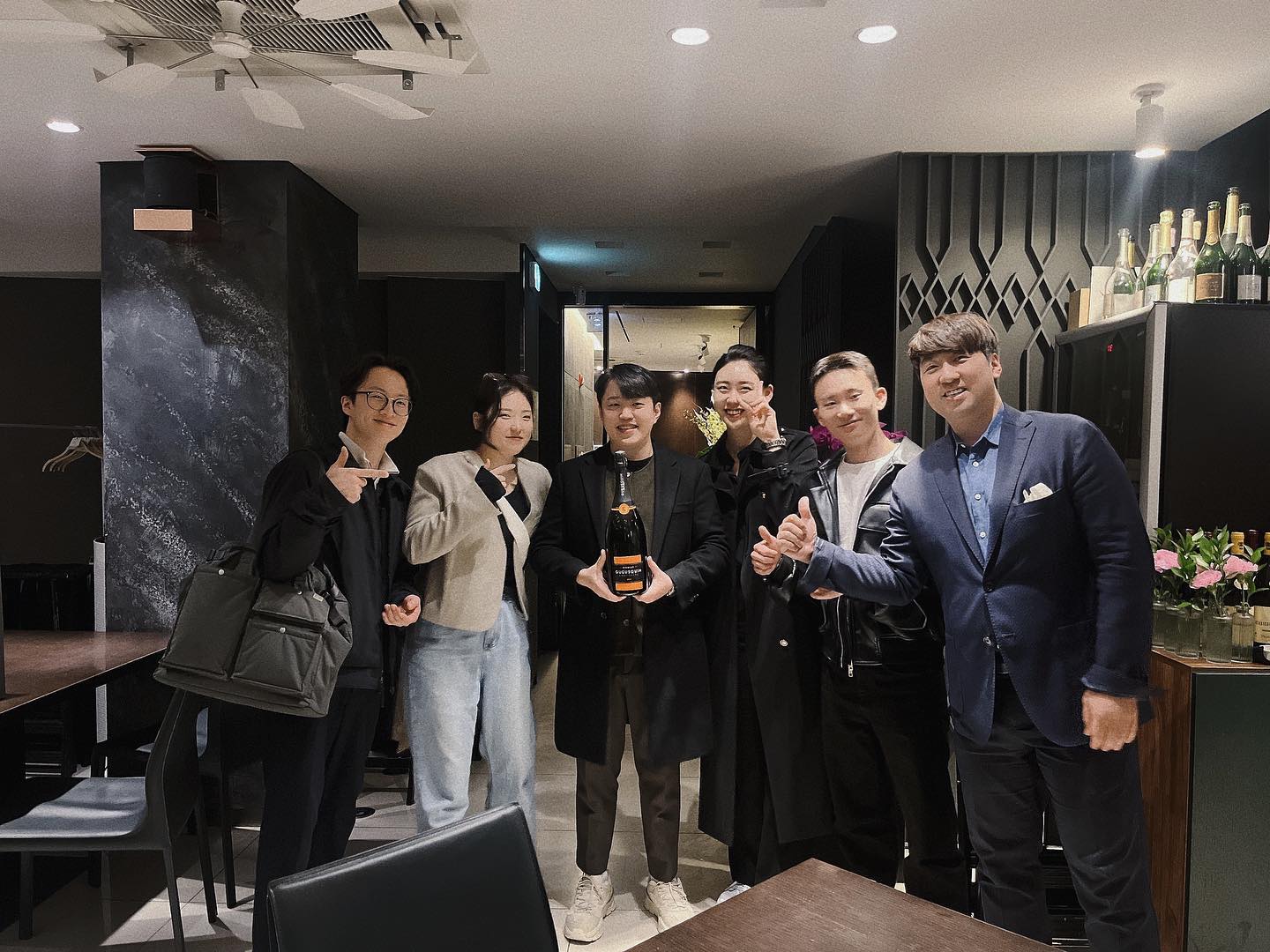❤️우리조가 1등이조🍷
족발&보쌈 페어링으로 1등 해부렀당😍
우리조 너무 믓찌당💕
이승훈 소믈리에님과 함께한 #쏨즈 4회차
선배님의 소중한 웰컴드링크 Pierre-Yves Colin-Morey Saint-Aubin Premier Cru Les Champlots 2015 magnum 으로 시작해서 
다솜이의 참이슬 빨뚜까지👍🏻
너무 소중한 시간이었습니다!

1등상품 Champagne Nicolas Gueusquin Brut
#somz
#솔밤 #정식당 #알렌 #이타닉가든 #쵸이닷