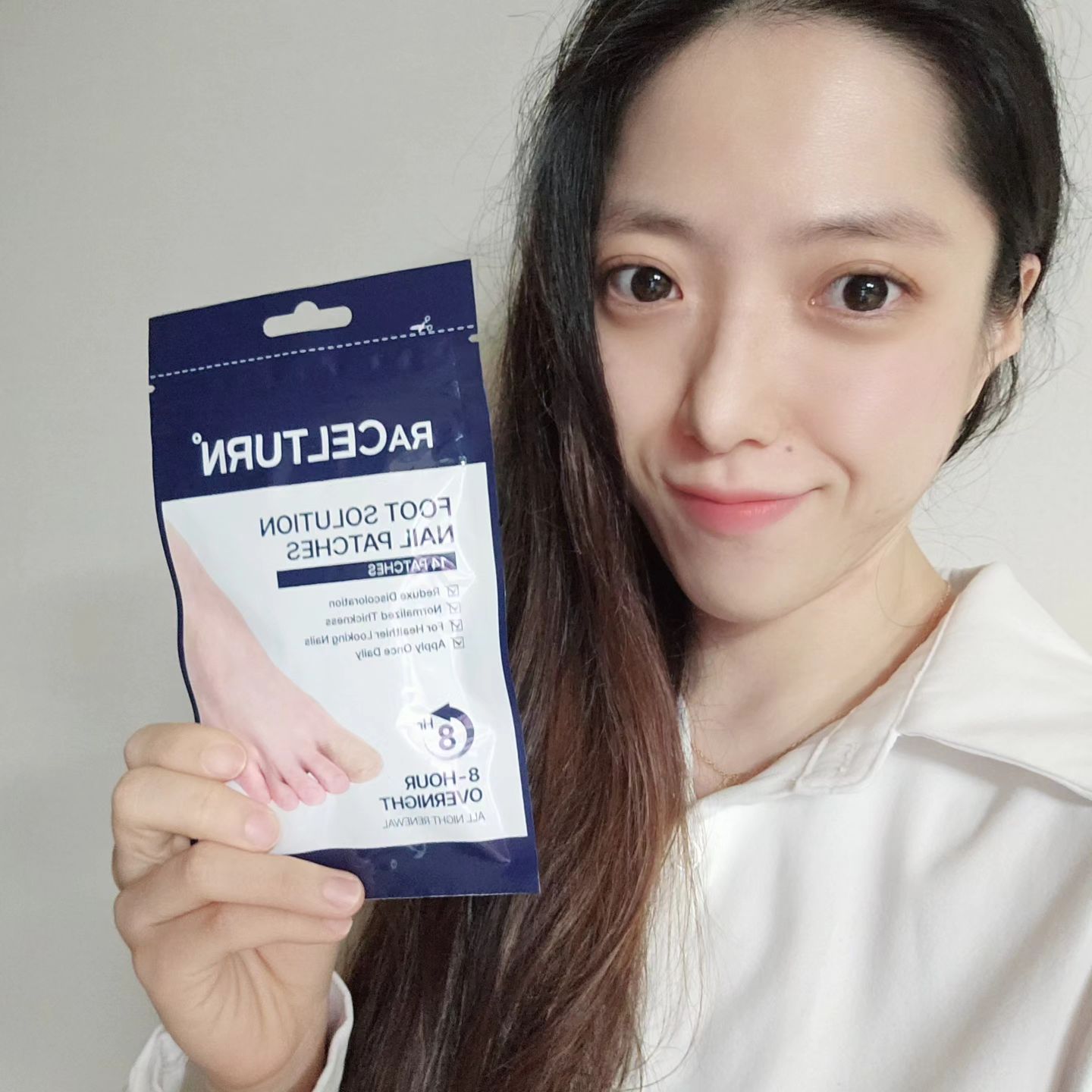 #협찬 

조갑진균증 예방이나 
치료용 약학 조성물 제조방법으로 
특허 인증을 받았고,
유럽 의료기기 ce인증을 받았아
더욱 안심가는

라셀턴 문제성 발톱 풋솔루션 패치 

흡수에 방해되지 않게
부착시키는 패치형이라 
부착후 양말신고 바로 움직여도 
편했어요

잠들기전 저녁에 6~8시간 
사용해야 효과적이라고해서
저도 잠들기전 사용해봤는데

원터치라 엄청 쉽고 
빠르게 붙여 3초도 
안걸린것 같은 느낌이였어요

라셀틴은 문제성 손발톱 솔루션 패치 뿐만 아니라
풋 솔루션 리페어 앰플도 있어 
병행해서 같이 쓰는 것도 좋을것 같아요

#라셀틴 #racelturn #발톱 #문제성발톱 #발톱패치 #변색발톱 #코끼리발톱 #발냄새 #발톱검은색 #발톱관리 #발톱두꺼워짐