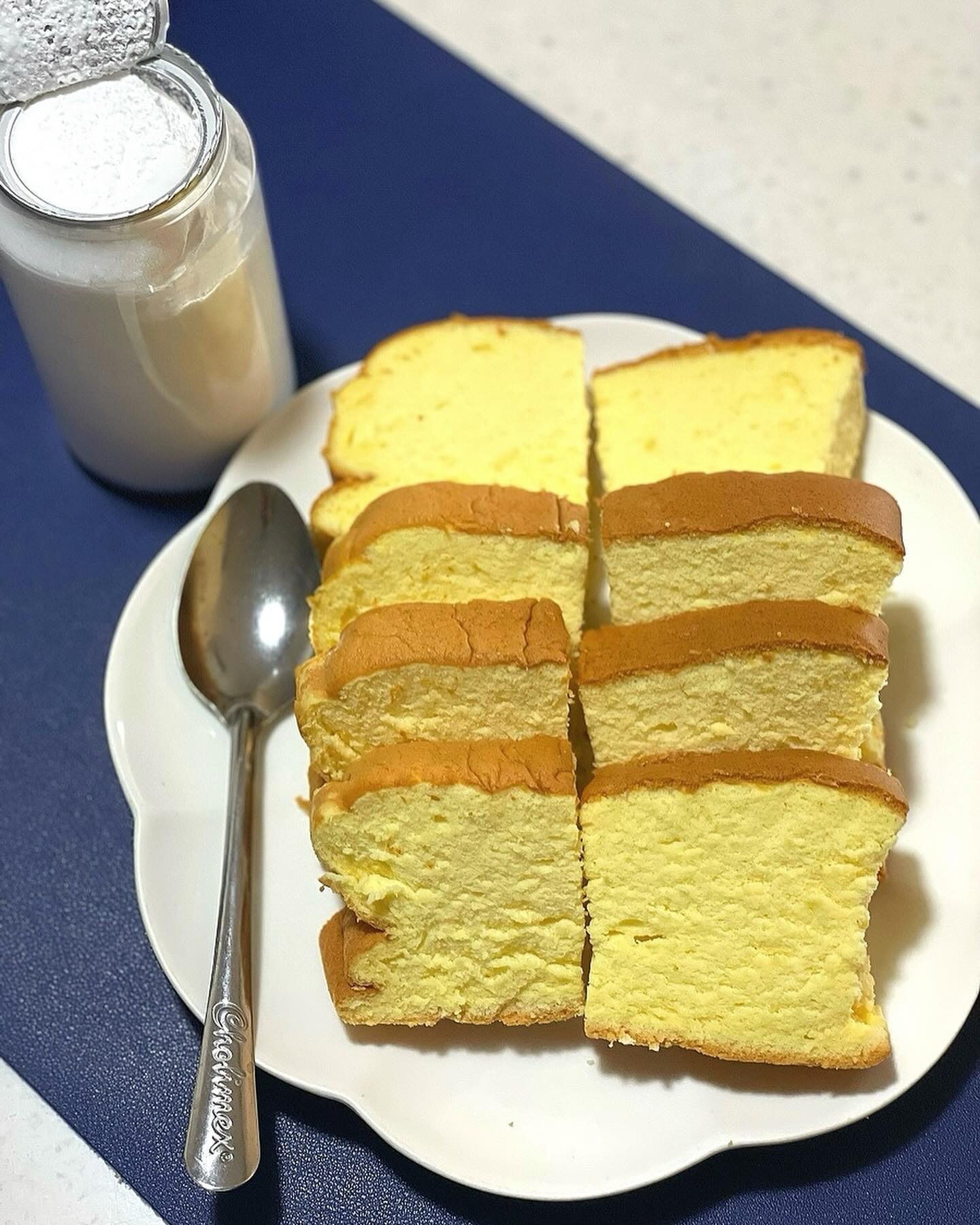 🎁
⠀ 
⠀ 
위경련에 몸살감기로 2주 내내 고생중
⠀ 
며칠은 목이 너무 아파서 물 마시기도 힘들어서
잘 먹지도 못했는데 kimhyogil 
사장님이 선물 보내주심 (˵¯͒ ꇴ¯͒˵)/ 

감동 눈물 또로록
⠀ 
세상에서 제일 좋아하는게 빵인데
… 정말 하루종일 아무것도 못 먹고 있다가 
하루종일� 카스테라만 먹음 … 👉🏻👈🏻 

달지 않고 담백 
퍼석하지 않고 촉촉 부드러운 식감 👍🏻
넘 맛있음 ”⁍̴̆Ɛ⁍̴̆ “

생크림도 달지 않고 꾸덕
느끼하지도 않아 물리지도 않음

사장님 감사합니다 💗
빵빵 ! 퐁신퐁신 ! 스펀지케이크 맛집
#대구서문카스테라 ( •◡-)✧˖° 

#빵순이 #빵순이일상 #빵순이그램 #부드러운빵 #카스테라 #카스테라빵 #카스테라추천 #카스테라맛집 #대왕카스테라 #대만카스테라 #옛날카스테라 #대구카스테라맛집 #대구빵지순례 #서문카스테라 #서문카스테라반월당점