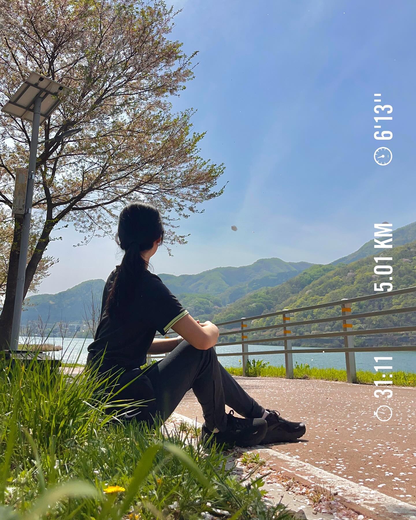 북한강런🤍🥰🤍

오전에 뛰려고 했는데 워치 충전 안되어있어서
잠깐 기다린다는게 점심이 다돼서 일어났다.
어쩔 수 없이 땡볕에 벚꽃비 맞으면서 런런

풍경 진챠 미쳤다 행복 그잡채
올해는 꼭 웨이크보드 배워야징 ~ 👌

#벚꽃비 #벚꽃런 #북한강 #러닝일기 #러닝기록 #운동일기 #운동기록 #혼뛰 #혼런 #런린이 #초보러너 #땡볕