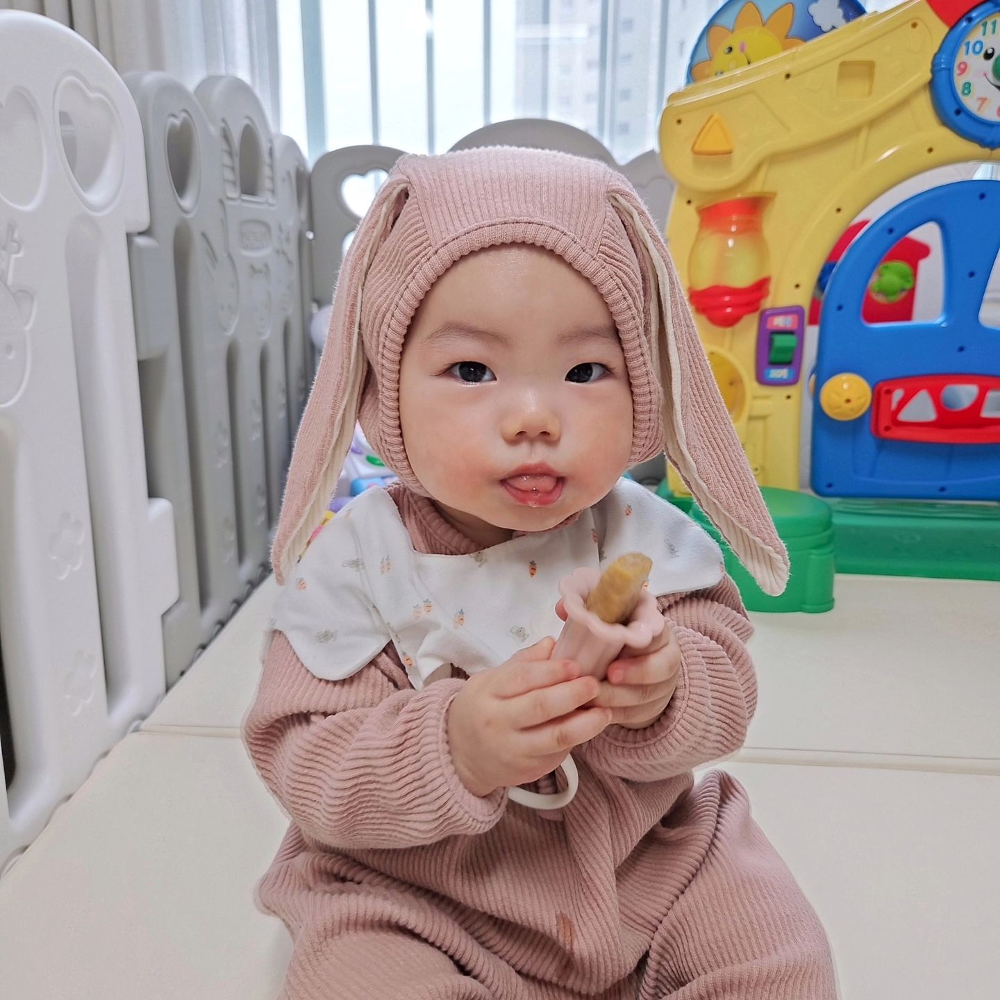 #내돈내산 #솔직리뷰 

도영이는 윗니 3개, 아랫니 2개가 뿅뿅 나면서 
장난감은 물론이고 눈에 보이는 건 다 물어뜯고 있어요🤣

이앓이 해소에 좋다는 티딩러스크 찾고 있었는데
이번에 #퍼기 에서 새로 출시된 단호박 티딩러스크와
티딩러스크 홀더를 구입해봤답니당!

티딩러스크 표면이 부드럽고 매끈해서 도영이가 거부감없이 잘 물고
쉽게 부서지지않아서 한참을 물고 씹어도 끄떡없었어요.
홀더에 꼭 맞아서 빠지지않고 딱 고정되서 흘릴 걱정이 없어용!

100% 국내생산에 유기농 재료로 만들어 안심되고
나트륨 함량이 0이라 건강한 간식으로 
맘놓고 먹일 수 있을 것 같아용~🥰

firgi_korea

#퍼기 #티딩러스크🥖 #티딩러스크 #티딩러스크먹방 #단호박티딩러스크🥖 #퍼기티딩러스크홀더 #외출필수템