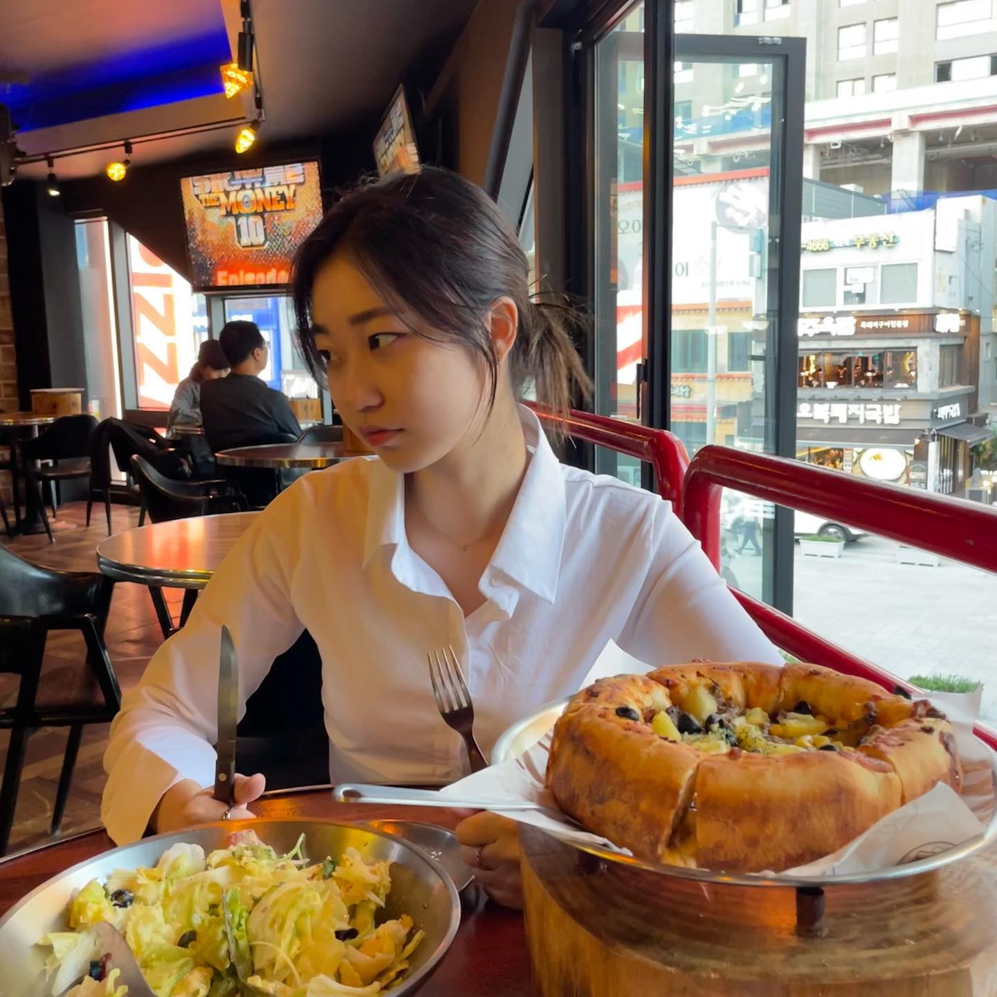 피자 시켜놓고 호다닥 사진 찍고 오기⏱️📷
에스프레소 바 가서 콘파냐 접수하기☕️

#부산 #부국제 #시카고피자 #에스프레소바 #콘파냐 #부사노에스프레소 #연쮀의일상 #연쮀의여행 #연쮀의부산 #셀카 #selfie #busan #haeundae #daily #dailylook #espressobar