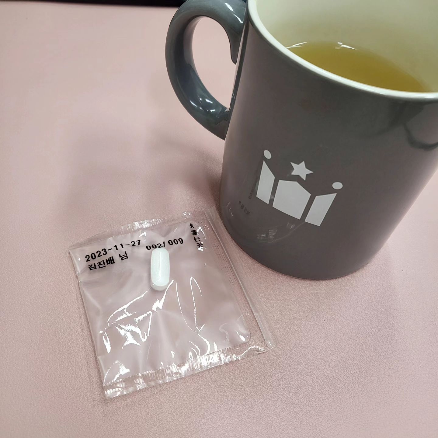 감기에 걸려 기침때문에 1주일간 잠을 못잤다.(코로나도 걸리고 감기까지) 
새벽에 깨서 생강차 타주는 남편 칭찬해💕
출근해서도 먹으라고 텀블러에 담아주고 하룻밤 쉬라고 휴가도 주심💕
(임신하니 행복하군) 둘째는 복덩이?