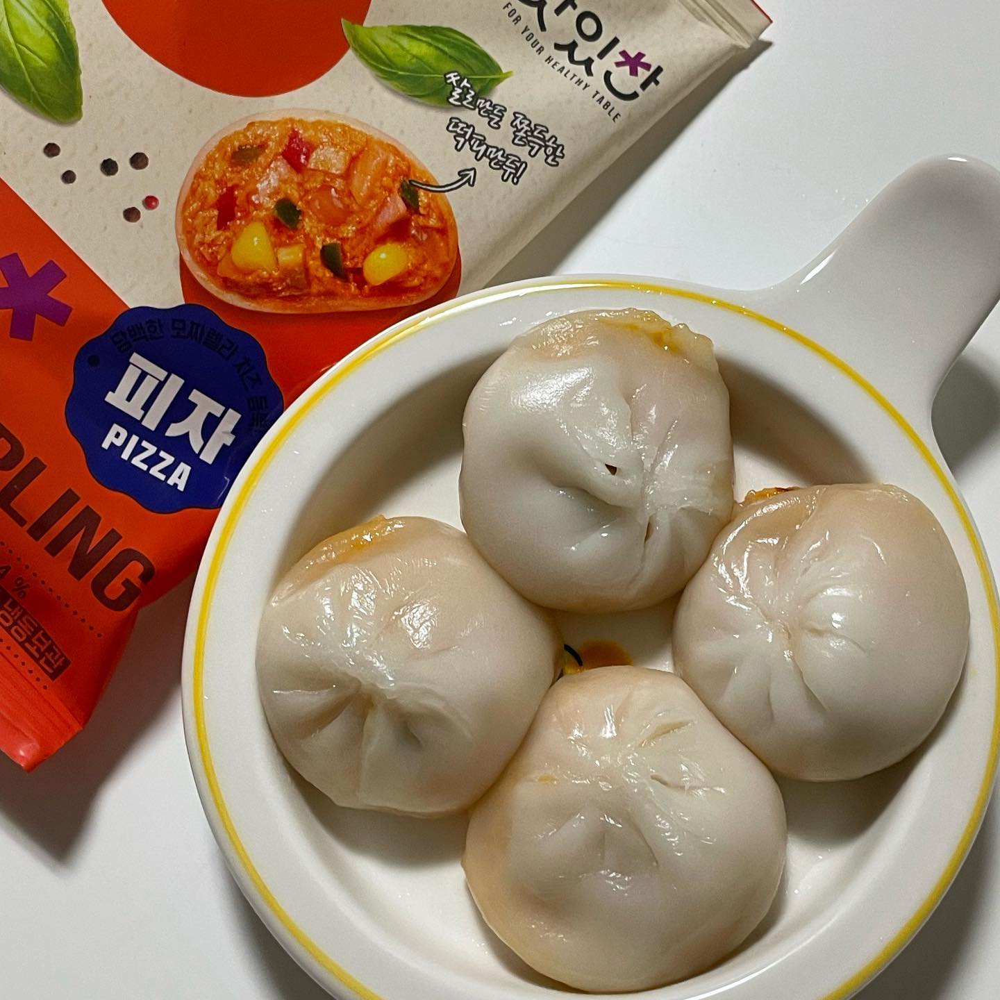 #광고 #exp리뷰 #맛있찬 #4색떡만두

간식으로 먹기 딱 좋은 ! 만두를 소개합니다
쌀로만든 만두피라서 떡식감에 알차게 들은 만두소 🥟💗
피자맛, 사천맛 둘다 먹어봤는데 각각의 매력이 엄청나더라구요
조리방법도 너무 간편합니다 전자렌지2분 !!!!!!!!!!!!
정말 쪼오올깃한 쌀로 만든 만두피라서 속도 편하고 특별 진공 방식으로 만들어서 만두소도 쪼오롤깃 ! 
고구마, 피자, 사천, 콘치즈 이렇게 총 4가지 맛이 있다고 하네요
한 봉지에 4알씩 들어있어서 가볍게 간식으로 먹기에도 좋은 떡만두~~~
야식으로 먹기에도 부담스럽지 않아서
당분간 자주 먹을 예정입니다 😋😋