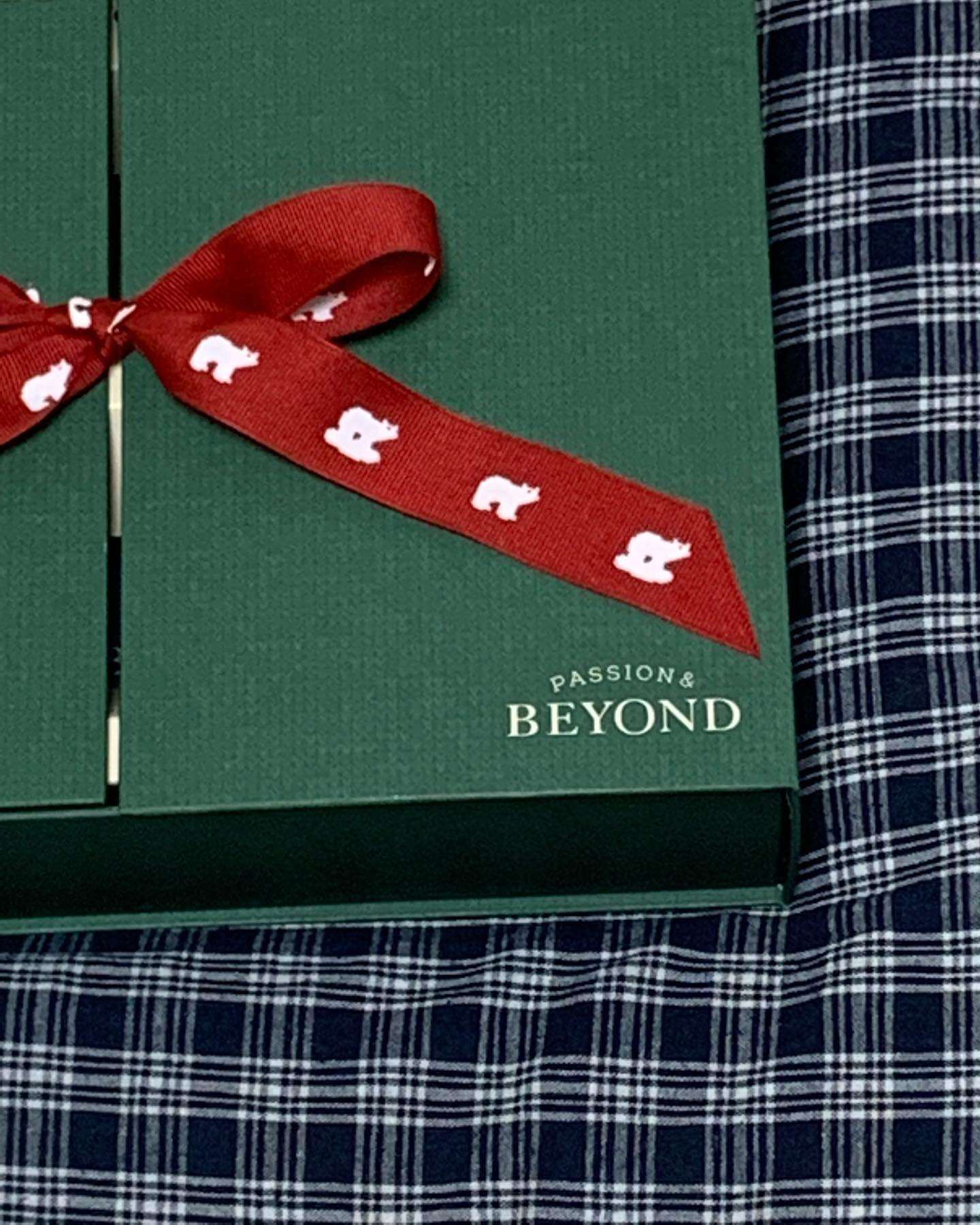 🎄
너무 좋아하는 브랜드 beyondcosmetics 로부터 받은 선물🎁 

크리스마스 분위기 상자에 야무지게 담겨진 바디워시, 에멀젼 그리고 뽀짝양말들 모두 말도 안되게 취향저격.. 그냥 무슨 설명이 더 필요할까 그냥 비욘드 그 자체💙 좋아하는 사람들한테 크리스마스 선물하기 딱일거같아서 널리널리 소문내고싶다아

BEYOND 5만 팔로우 축하드리고, 선물 진심으로 감사합니다!❤️