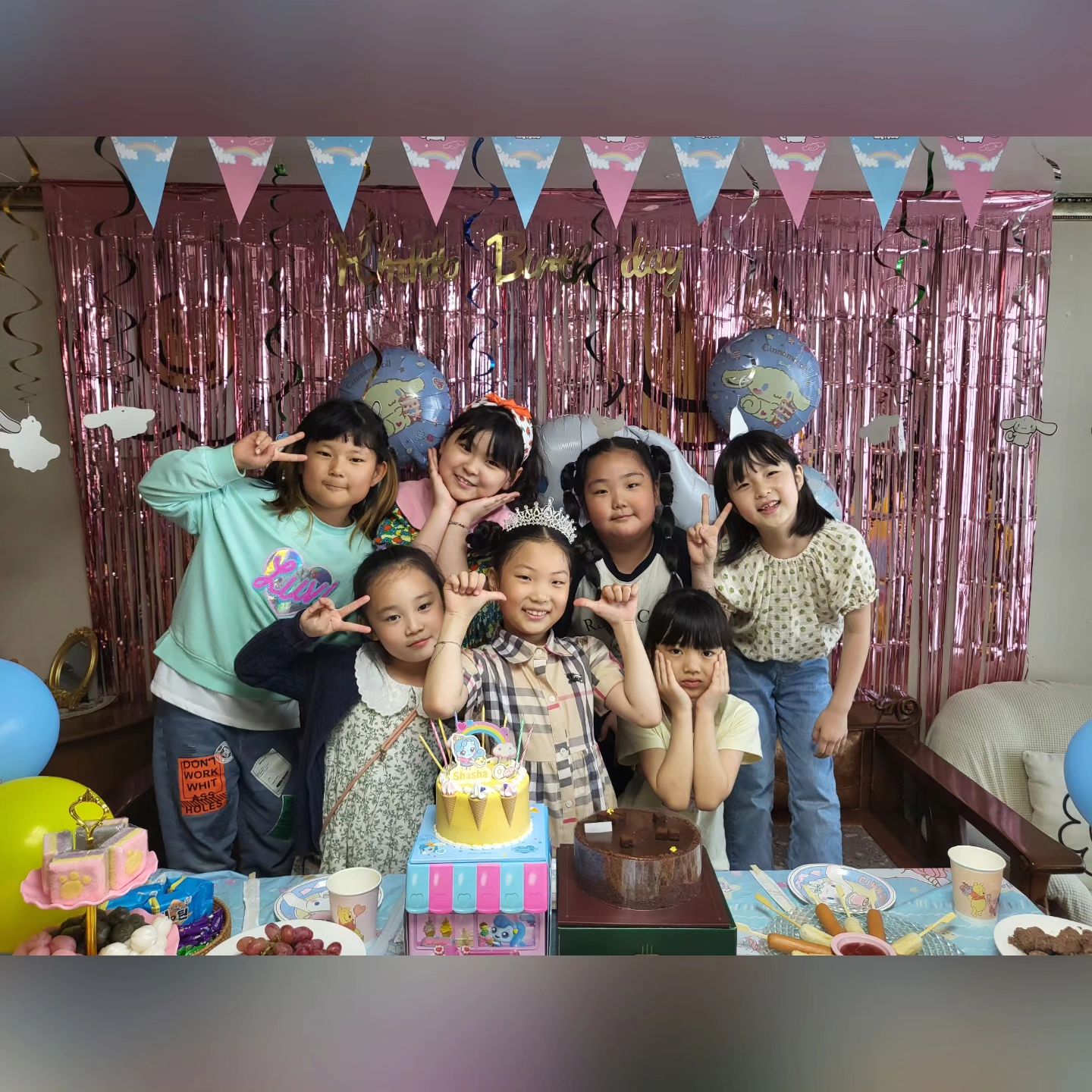 #9살 #생일 #애지중지귀한외동딸 #홈생파
8년전  어렵게 열달 품고 긴긴 진통끝에 
 울예온이가 세상에 나온날♡
 친구들과함께 첫생일파티 
다친친구없이 잘 치뤗다😂
친구들이 다 가고나서 
예온이의 
 " 낳아줘서 감사합니다"  이한마디에
눈물핑ㅡ 
소중한 내아기♡
9번째생일 축하해🩷