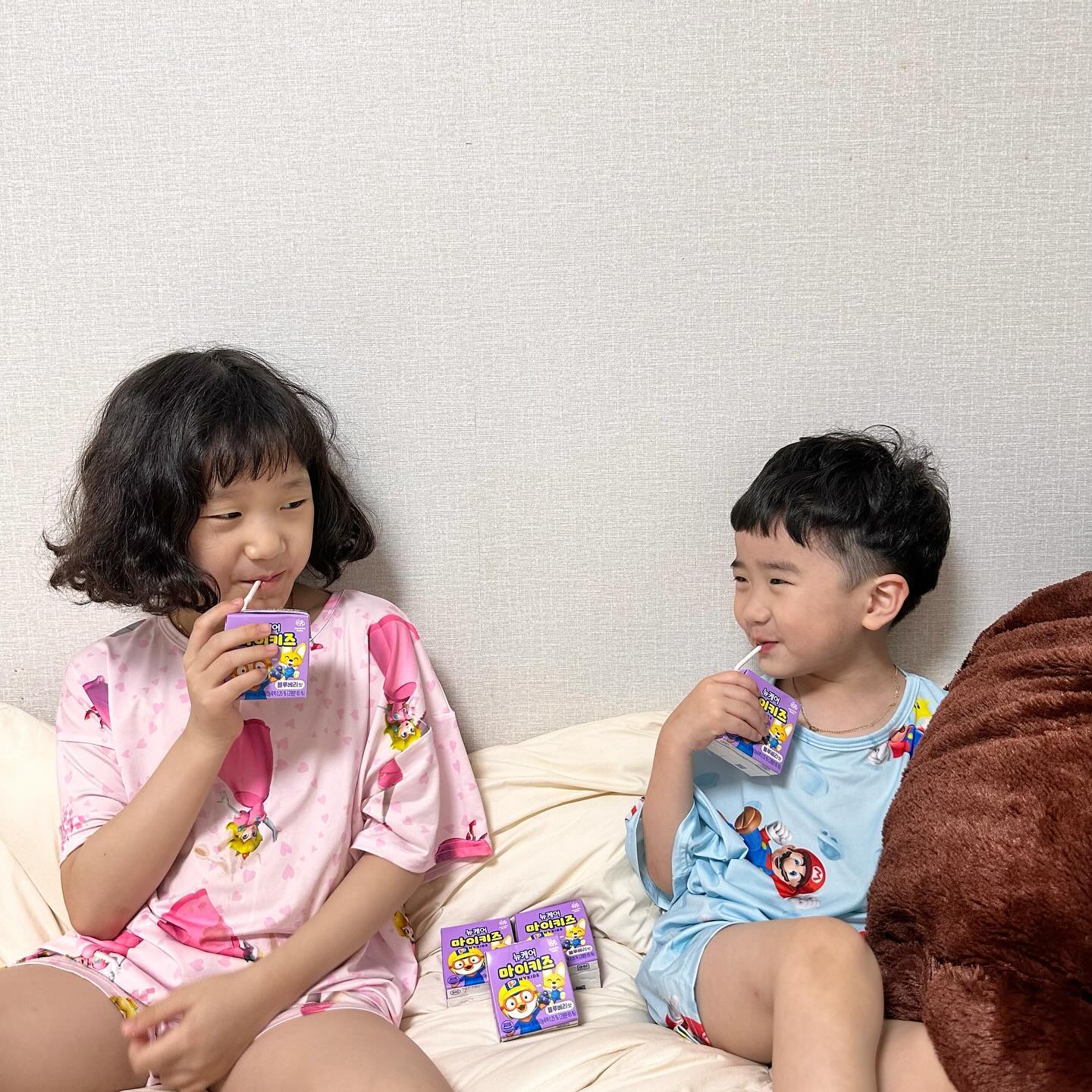 마이키즈는 오늘 자정 마감으로 내일부터 바로 공구가인상이라 1분도 연장이 불가합니당🥹❗️

💡 공구가인상전 마지막공구 + 새로운맛 맛보기 한박스 이벤트 💡

✔️ 이벤트는 고정피드! 확인해주세요🙏🏻
난 안될거야 생각하고 지나치지마시라구욧
이벤트는 주말이껴서 6/3-6/4 발표후 바로 발송나갈거에용 ✔️

마이키즈는 우유가 아닌 우리아이 성장에 필요한 영양소를 균형있게 함유한 영양음료!에요☺️
그래서 유당불내증있는 아이들 모두 가능!
우유만 먹으면 배아파오는 하율이도 잘 먹어요🫶🏻

얼집, 유치원, 학교 .. 어케 아침 든든하게 챙겨요?!
전 .. 모태요 못해 …….. 🥹🥹
이럴때 마이키즈 한팩이면 모든 영양소 오케이 ! 👌🏻
나만 못챙겨주는거 아닐까? 하는 죄책감 덜어버리시라구욧
오히려 더 제대로 모든 영양소 다 챙겨주는거에요 :)

처음 하남매네 오신분들은 99% “딸기+초코+밀크” 주문주셨꾸
기존 고객님들은 역씨나 초코+밀크가 인기 최고구 다음으론 초코+딸기네요 ❤️
근데 기본으로 평균 3박스 이상이시네요 ..? 다들 이갈았어여 ??

혹시나 처음 먹여봤는데 울아이가 안먹는다! 하시면 바로 카톡쥬세요?!
처음이라 거부하는 아이가 있을순있찌만 한달뒤에 “아 더 쟁일걸” 하실고에요-!

까탈스런 하남매도 잘먹는 비법 ! 더 맛있게 먹이는 비법!
알려드림미댜 💗🥰
물론 하남매는 이젠 그냥 스스로 맛 골라 빼가지고 그대로 먹어요 ,,
없어서 못먹엌ㅋㅋㅋㅋㅋㅋㅋㅋㅋㅋㅋㅠㅠ
