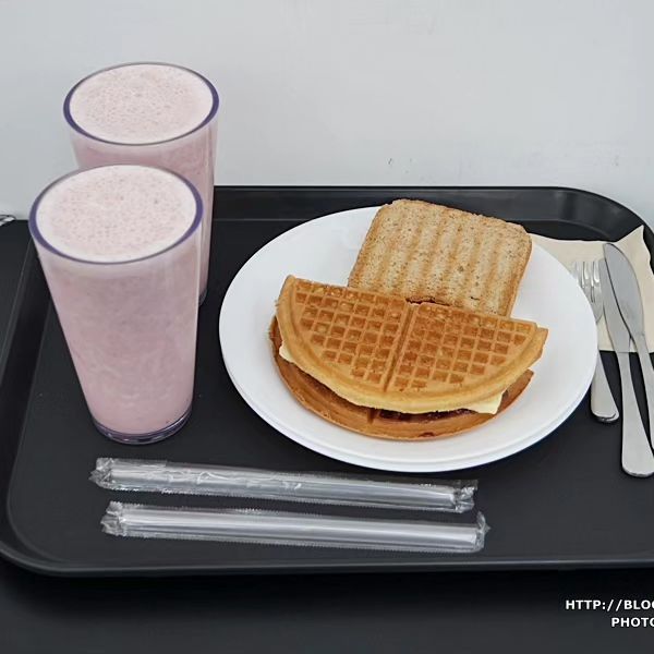 부담없는 가격으로 대용량 음료와 와플, 그리고 토스트를 맛볼수 있는곳!! 매장에서 즐기기도 괜찮지만 추가요금을 지불하면 캔에도 담아주기에 나들이 갈때 이용하기도 좋겠다 싶었어요~
특히 와플은 얇은 스타일의 학교앞 추억의 와플 스타일^^ 원하는 재료를 선택해서 나만의 와플로 만들어 먹을 수 있다는게 매력적이었던 서울대입구역 캔시플 이랍니다~

#켄시플 #서울대입구역카페 #서울대입구와플 #서울대입구토스트