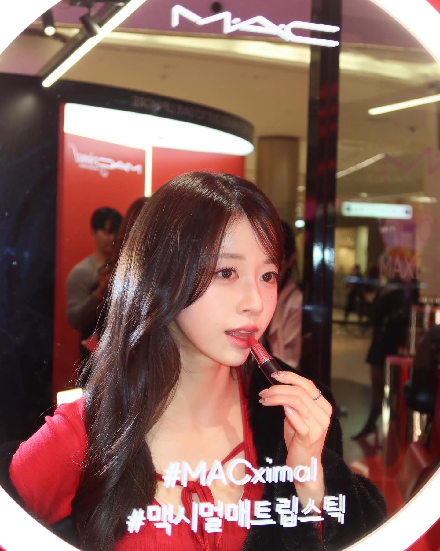 잠실 맥 팝업에서
New맥시멀 매트 립스틱 40컬러 만나고 온 날💄

레드는 안 어울린다 생각했는데
측정 결과 레드가 나왔어요
앞으로 열심히 도전하는 걸로.!✌🏻
#iwearmac ❤️

아, 특히 예쁜 포토존이 많아서
사진 남기시기 좋을 것 같아요🤭

maccosmeticskorea 
#광고 #맥 #맥시멀매트립스틱