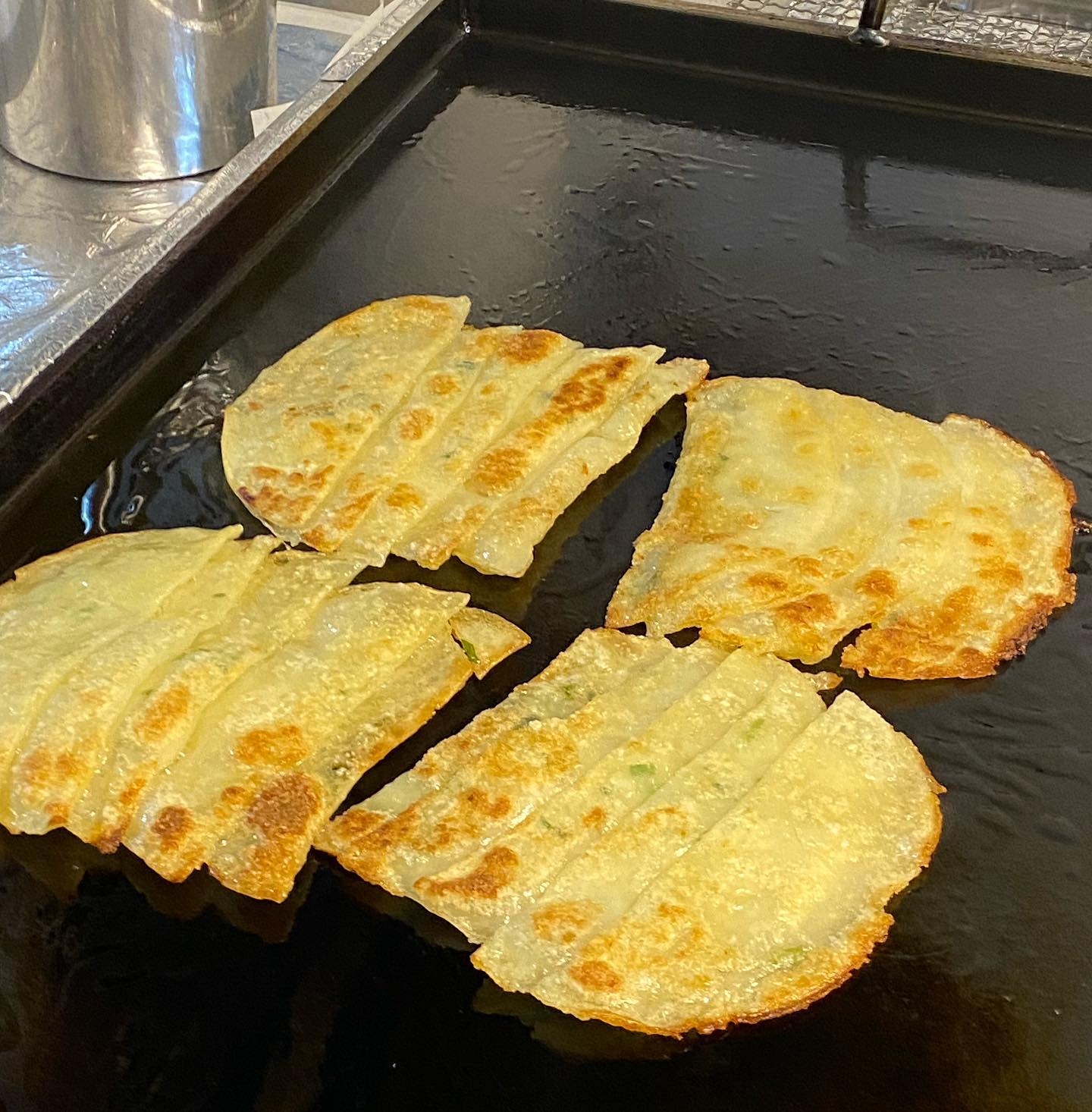 ☀️대구밀떡집☀️
⠀
⠀
⠀
신림에도 드!디!어! 납작만두 가게가 생겼다 👍
⠀
너무나도 이쁘고 친절한
떡볶이 먹잘알 사장님이 운영하는
신림떡볶이맛집 ‘대구밀떡집’🩷🩷
⠀
⠀
대구에서 유명한 납작만두랑 매콤 밀떡볶이
조합은 미쳐버뤼쥬~~~?
무조건 먹어야함!!
⠀
⠀
#신림맛집 #신림떡볶이 #대구밀떡집 #신림납작만두 #대구납작만두 #신림떡볶이맛집 #신림분식