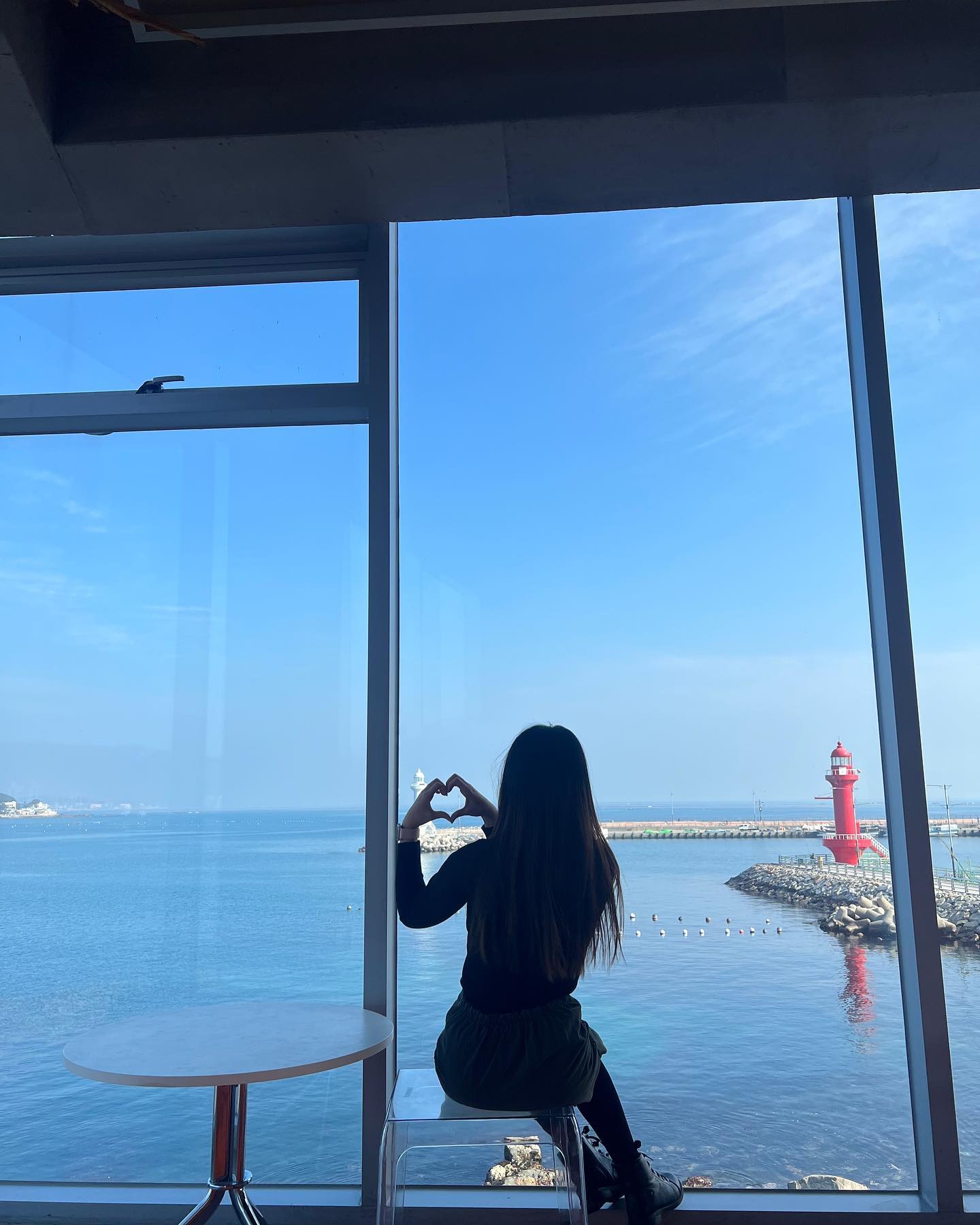 .
🚙부산 여행

밥먹고 바로 다음일정 가려고했는데 성호가 카페가서 쉬고싶다고하면서 알아온 soop

원래는 사람많은 카페인데 평일이라 사람도없고 조용하고 예뻐서 너무너무 좋았다☺️

이제 나보다 사진을 잘찍어서 내가 찍으면 욕먹는다..더 연구할게..
녹차아이스크림인가뭔가가 진짜!맛있음!