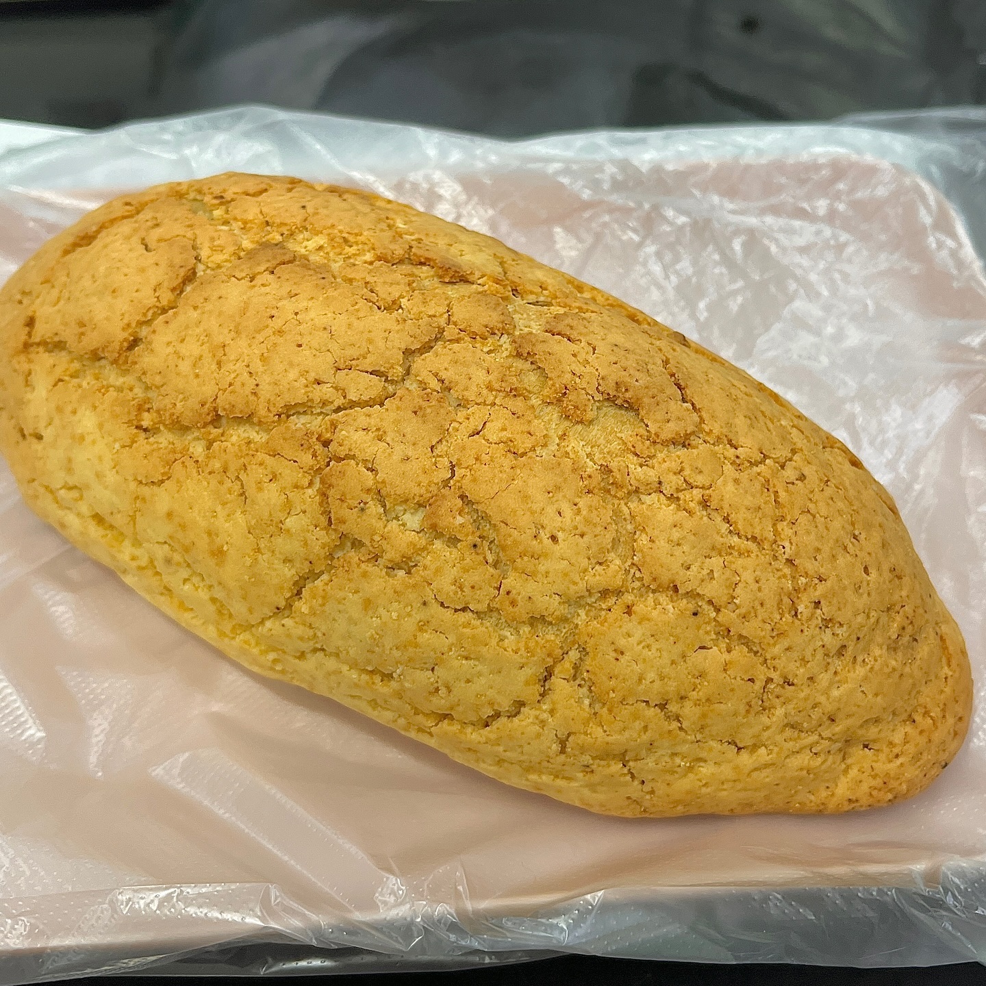 -
오만빵 17탄 🫧
내 팔뚝보다 큰 모카빵에 깜짝 놀라고 진한 커피 향에 홀려버리기 ☕️ 그냥 먹으면 퍽퍽한데 전자렌지 돌리면 쫀득, 에프 돌리면 바삭한 어떻게 먹어도 매력이 있는 빵 . 너무 커서 출근할 때 들고 갔더니 눈 깜짝할 새 사라졌다 🤣 생크림에도 찍어 먹어볼 껄 후회하는 중 ,,,,

모카빵 
.
.
.
#soya_선물 #제빵 #제과제빵 
#모카빵