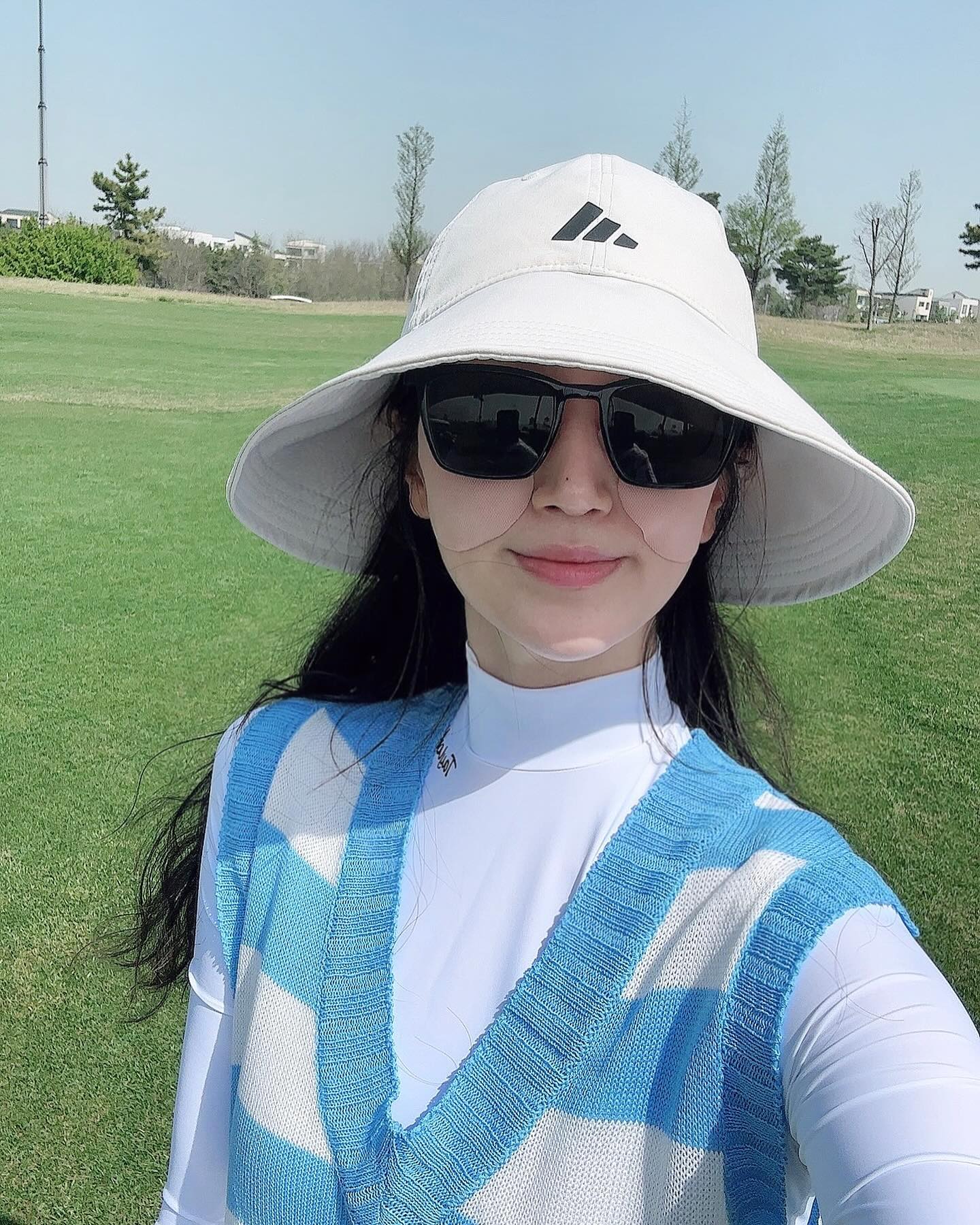 출산하구 2년만에 쳣 정규홀 란딩⛳️
가족들이랑만 치구 부부동반은 첨이라
란딩잡히고 3주전부터 긴장하고 벼락치기했어용⚡️

연습장에서 7번 140 우드 160 막 이렇게 나가서 
모야 나 공백있다치는데 왤케잘치지???!?!? 😳 하고 설렜는데
역시나….필드에선 저세상이야기 ㅋ̤̫ㅋ̤̮ㅋ̤̻ 그럼 그렇지~~🤣
아 그래두 낮술마시며 카트타고 잔디 걸어다니는데 넘 좋았어요..
아기낳고 제 로망은 수아랑 하와이가서 라운딩하기!!🩵
그날을위해 골프 포기하지않기 약쏙!🤙🏻

#지아골프⛳️ 
#봄라운딩
#베어즈베스트청라cc