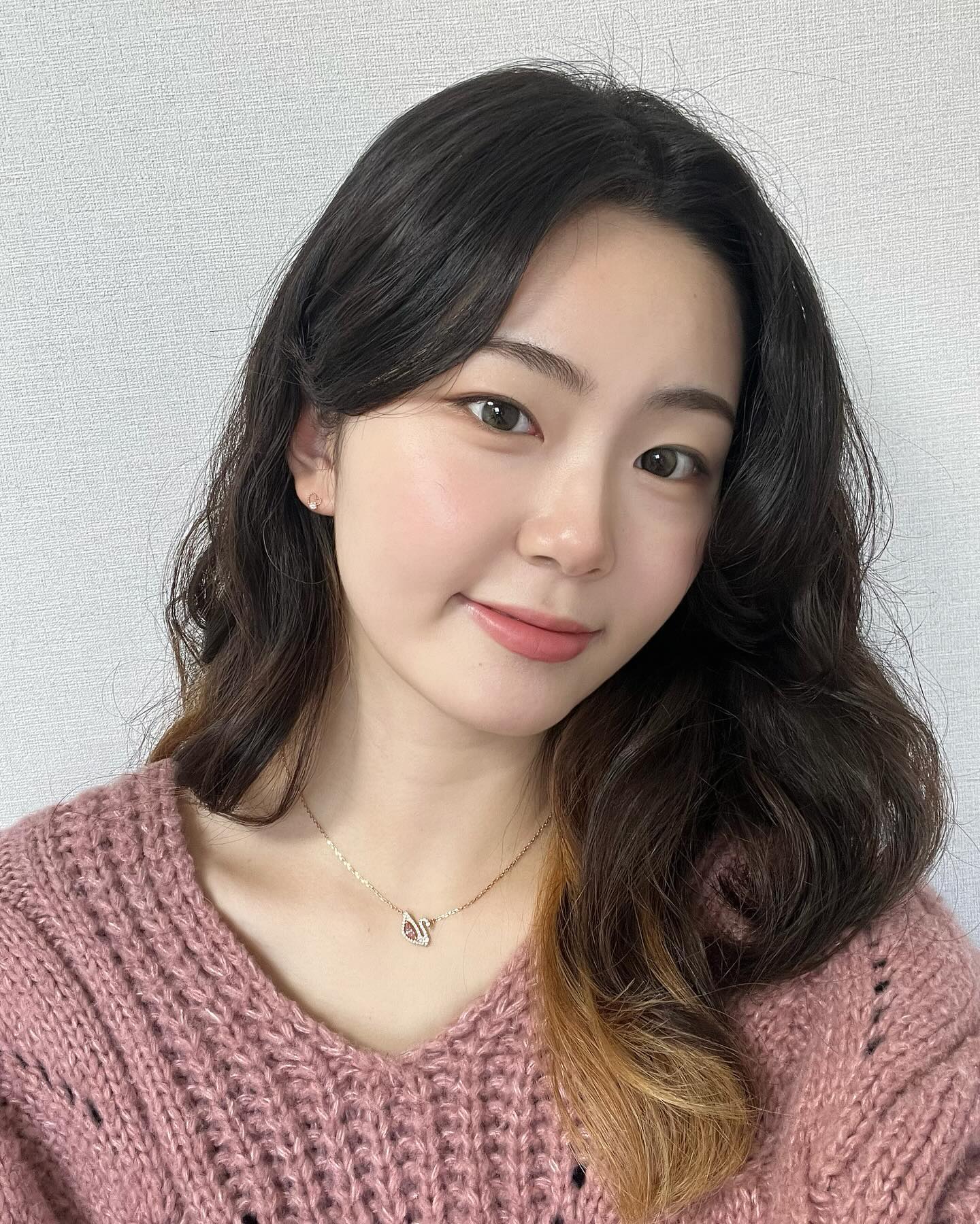 안녕하세요, 바던순이 옝이입니다 🤭
바이오던스와 함께한지 벌써 1년이 되어가는데요!
제 건조한 피부를 건강하고 광나는 피부로 바꿔준 바이오던스 🤍 사랑합니다.

바이오던스 기초 케어는 토너, 앰플, 크림으로 구성되어 있는데 앰플 종류도 피부 컨디션에 따라 바를 수 있게 다양해요.
그 중 피부탄력에 도움이 되는 <포어 타이트닝 콜라겐 앰플> 이 새로운 패키지로 리뉴얼 출시되었습니다!!
핑크 패키지 너무 예쁘지 않나요 💗
콜라겐 74% 고함량, 고농축 성분이고 초저분자 243Da 콜라겐으로 일반 콜라겐 대비 1/2분자 크기, 더 확실하게 흡수되어요!

바이오던스 콜라겐 마스크팩은 유명하죠!
누적 판매량 200만 장 돌파.. 올리브영 입점하자마자 BEST 마스크팩 등극..✨
에센스를 그대로 굳힌 겔 마스크라서 수분 증발로 피부가 건조해질 걱정 ❌

저는 수면팩으로 애용하고 있어요.
세안 후 토너로 결 정리 > 콜라겐앰플 > 크림 > 콜라겐 마스크팩 > 푹 자기 🌙
다음 날 아침에 투명하게 변한 팩을 뜯어내면, 보습 충전된 쫀득하고 광나는 피부를 만나실 수 있습니다 ✨
콜라겐앰플 + 콜라겐 마스크팩 = 시너지효과 💖 짱짱이니까 추천드려요!!

#광고 #바이오던스 #biodance #콜라겐팩 #콜라겐앰플 #모공앰플 #올리브영추천템