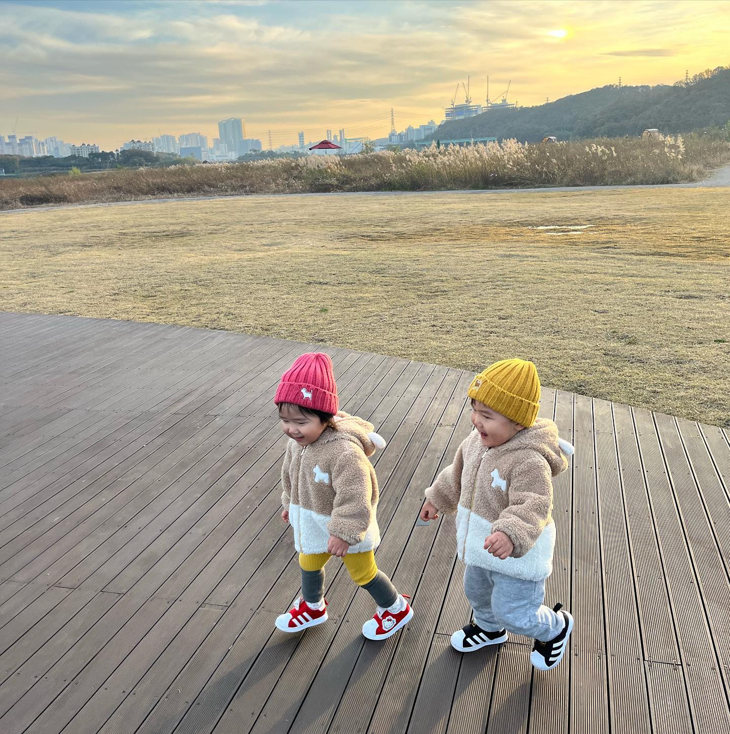 #하둥이네‘◡’✿ 

하원 후 일상 넘 소중해🤎 
남은 시간 알차게 잘 지내자☺️❣️

강아지처럼 뛰어다니는거 너무 이뻐
👧🏻위험한곳 가면 멀리서 
“안돼안돼” 하면서 다다다 쫒아와서 
오빠 몸으로 끌어당기는…ㅋㅋㅋㅋㅋ웃겨죽는줄

이렇게 챙기는거 보면 너무 신기해
너네 둘이 왜이리웃기냐👧🏻👦🏻🤣👍

#20개월아기#쌍둥이육아#쌍둥이그램
#공원나들이#석양🌅