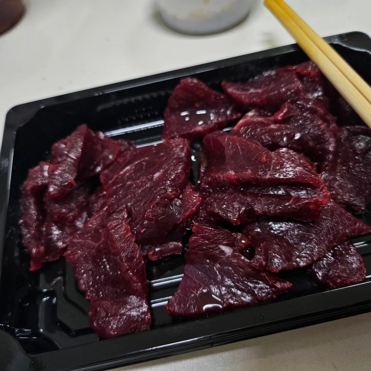 이렇게 시커먼쓰~~한 고기가 신선도 이빠이라구요
뻘건게 좋은거 아니라구요 제발 쫌 알아주세요🫶
입아파요..입아파 숙성된 뭉티기 드시지말구~~
냉장고에 드갔다나온 뭉티기 드시지마세요🙏❣️

#제발요 #대왕생고기
#대왕생고기 #뭉티기맛집 #신천동술집 #토요일뭉티기 #토요일당일도축 #동대구역뭉티기 #뭉티기 #대구10미 #오픈완

토요일도 당일도축 뭉티기가 있는집 등골 간 천엽 다있어요🫶 핵저렴 배달의민족 요기요 대구로 쿠팡이츠 배달가능 포장가능 홀가능